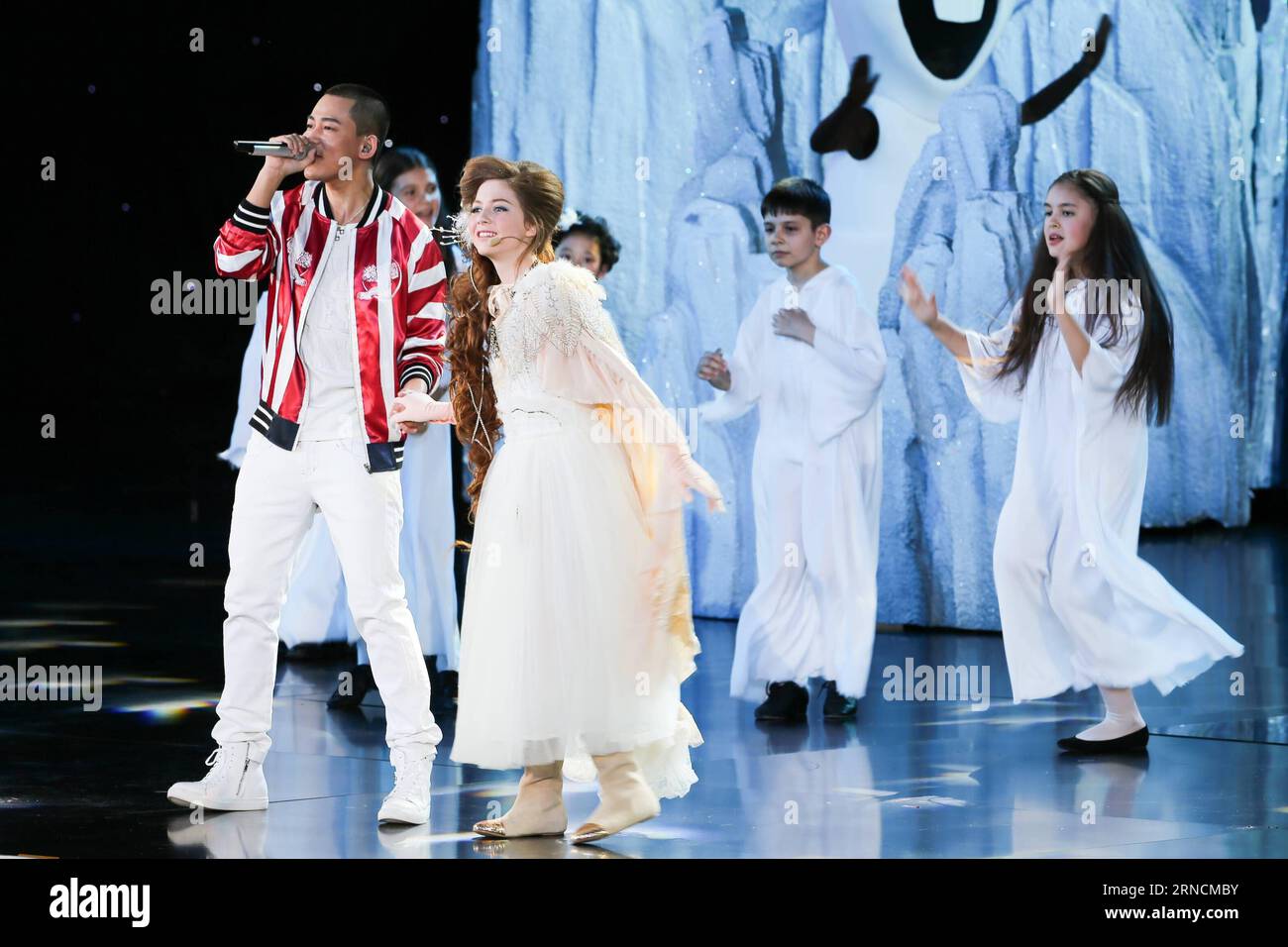 6. Internationales Filmfestival in Peking - Eröffnung (160416) -- BEIJING, April 16, 2016 -- Singer Su Xing (L) and young singer Lexi Walker from the United States sing Let It Go , theme song of movie Frozen at the opening ceremony of the 6th Beijing International Film Festival (BJIFF) in Beijing, capital of China, April 16, 2016. The BJIFF kicked off Saturday and will last until April 23. ) (wjq) CHINA-BEIJING-FILM FESTIVAL-OPENING (CN) MengxChenguang PUBLICATIONxNOTxINxCHN   6 International Film Festival in Beijing Opening 160416 Beijing April 16 2016 Singer SU Xing l and Young Singer Lexi W Stock Photo