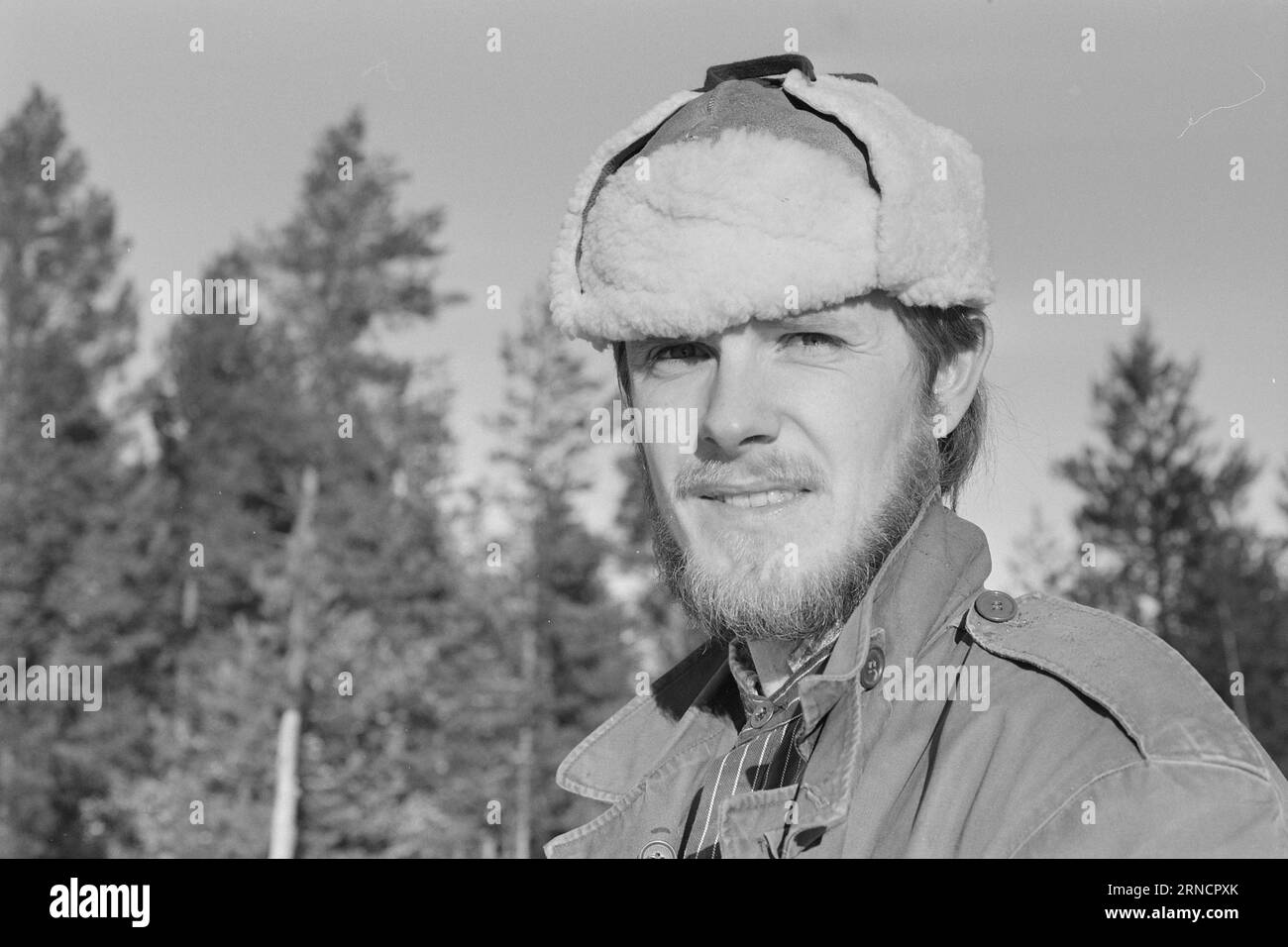 Current 52-2-1973 : From the editor's chair to the milking stoolØyvind Bæk was a budding actor and editor before he moved with his wife and children to the deep Trysil forests as a farmer. It is stressful - but not at all stressful.  Photo: Ivar Aaserud / Aktuell / NTB ***PHOTO NOT IMAGE PROCESSED*** This text has been automatically translated! Stock Photo