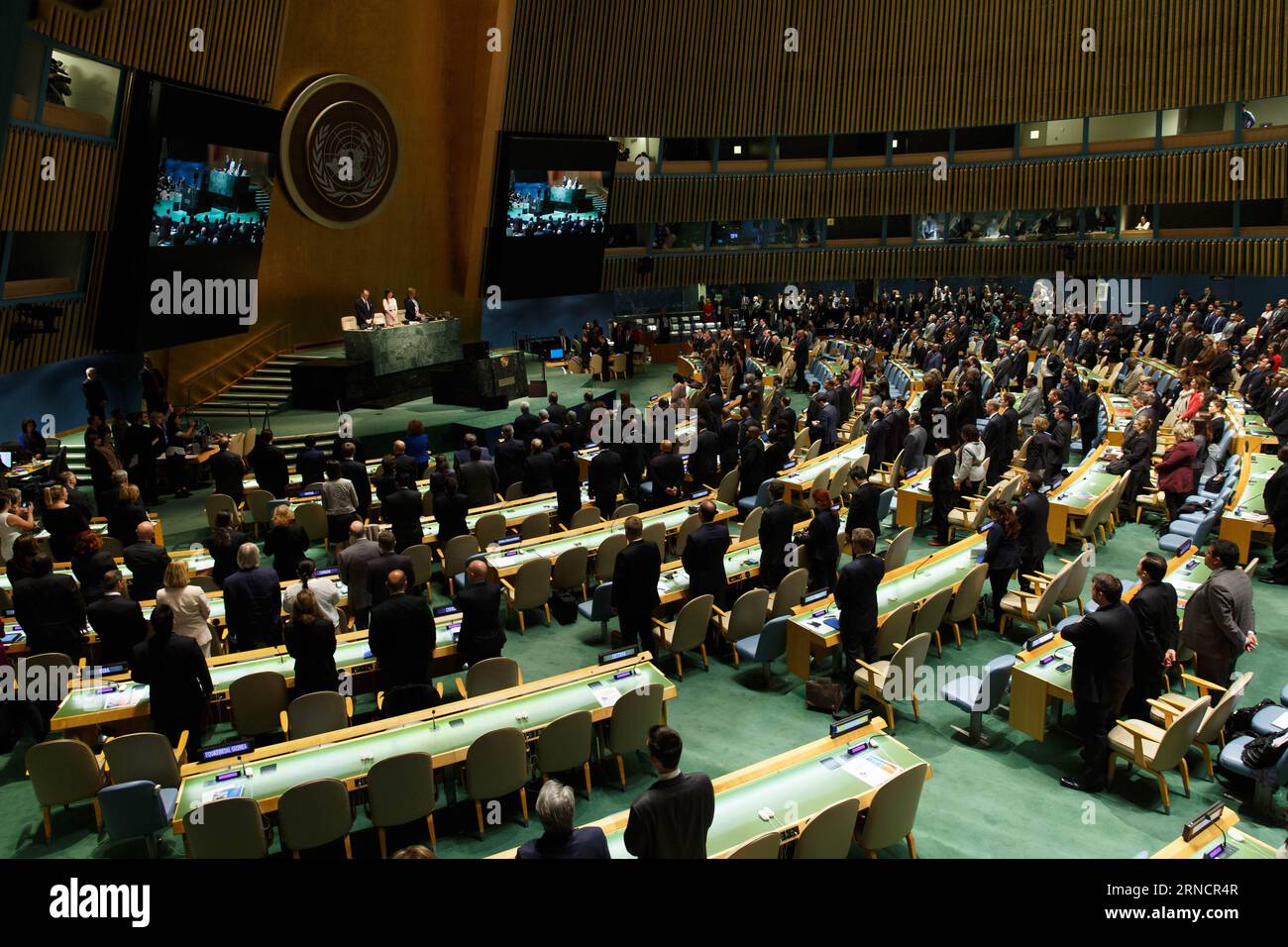 (160419) -- UNITED NATIONS, April 19, 2106 -- Photo taken on April 19, 2016 shows delegates observe a minute of silence during the opening ceremony of UN General Assembly high-level special session on the world drug problem to discuss how to fight against illicit drug use at the UN headquarters in New York. )(dh) UN-GA-WORLD DRUG PROBLEM-SEPCIAL SESSION LixMuzi PUBLICATIONxNOTxINxCHN   160419 United Nations April 19 2106 Photo Taken ON April 19 2016 Shows Delegates Observe a Minutes of Silence during The Opening Ceremony of UN General Assembly High Level Special Session ON The World Drug Probl Stock Photo