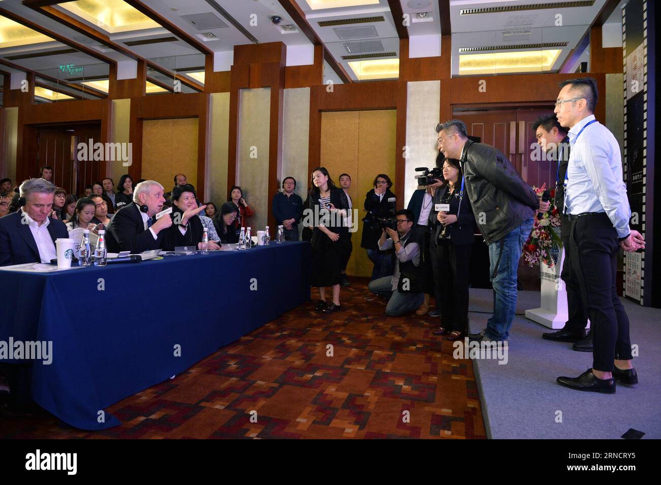 (160420) -- BEIJING, April 20, 2016 -- Director and screenwriter Zhang Qingfeng (3rd R) communicates with judges at the Motion Picture Association (MPA) Workshop in Beijing, capital of China, April 20, 2016. The closing ceremony of MPA workshop is held during the Beijing International Film Festival here on Wednesday. Winners of the workshop would get the chance to communicate with more famous directors and producers.) (zkr) CHINA-BEIJING-FILM FESTIVAL-MPA WORKSHOP(CN) LixXin PUBLICATIONxNOTxINxCHN   160420 Beijing April 20 2016 Director and Screenwriter Zhang Qingfeng 3rd r communicate With Ju Stock Photo