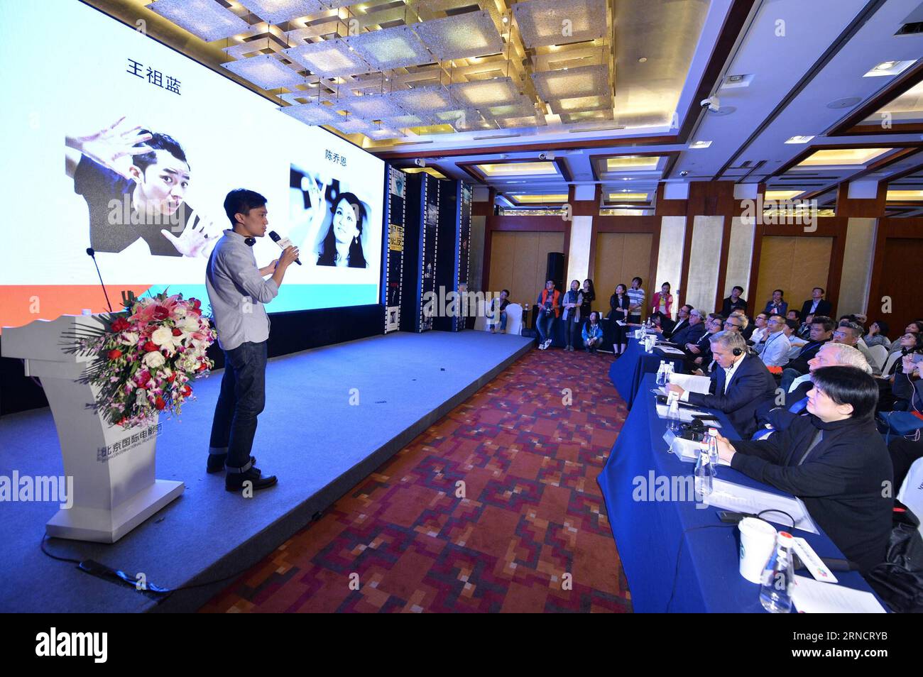 (160420) -- BEIJING, April 20, 2016 -- Director and screenwriter Tian Li introduces his work at the Motion Picture Association (MPA) Workshop in Beijing, capital of China, April 20, 2016. The closing ceremony of MPA workshop is held during the Beijing International Film Festival here on Wednesday. Winners of the workshop would get the chance to communicate with more famous directors and producers.) (zkr) CHINA-BEIJING-FILM FESTIVAL-MPA WORKSHOP(CN) LixXin PUBLICATIONxNOTxINxCHN   160420 Beijing April 20 2016 Director and Screenwriter Tian left introduces His Work AT The Motion Picture Associat Stock Photo