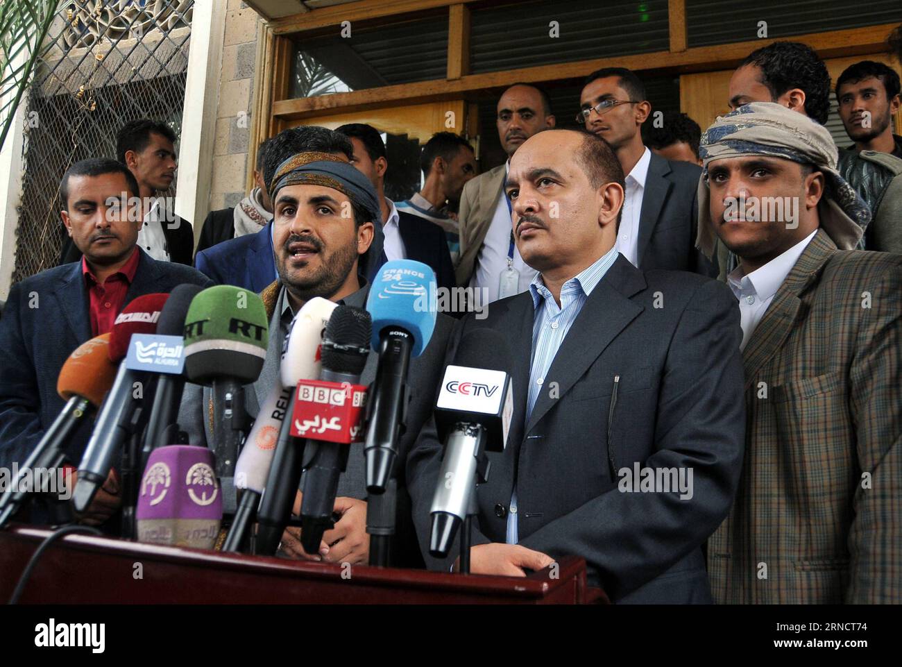 Jemen: Huthi stimmen Friedensgesprächen zu (160420) -- SANAA, April 20, 2016 -- Houthi spokesman Mohammed Abdulsalam (L, front) speaks during a press conference at the Sanaa International Airport in Yemen, on April 20, 2016. Yemen s rebel Shiite Houthi group and its allies loyal to former President Ali Abdullah Saleh have agreed to take part in the delayed peace talks sponsored by the United Nations, the group said on Wednesday. In a letter to the UN envoy to Yemen Ismail Ould Cheikh Ahmed on Tuesday, the Houthi group and its allies confirmed that their delegates will travel to Kuwait for the Stock Photo