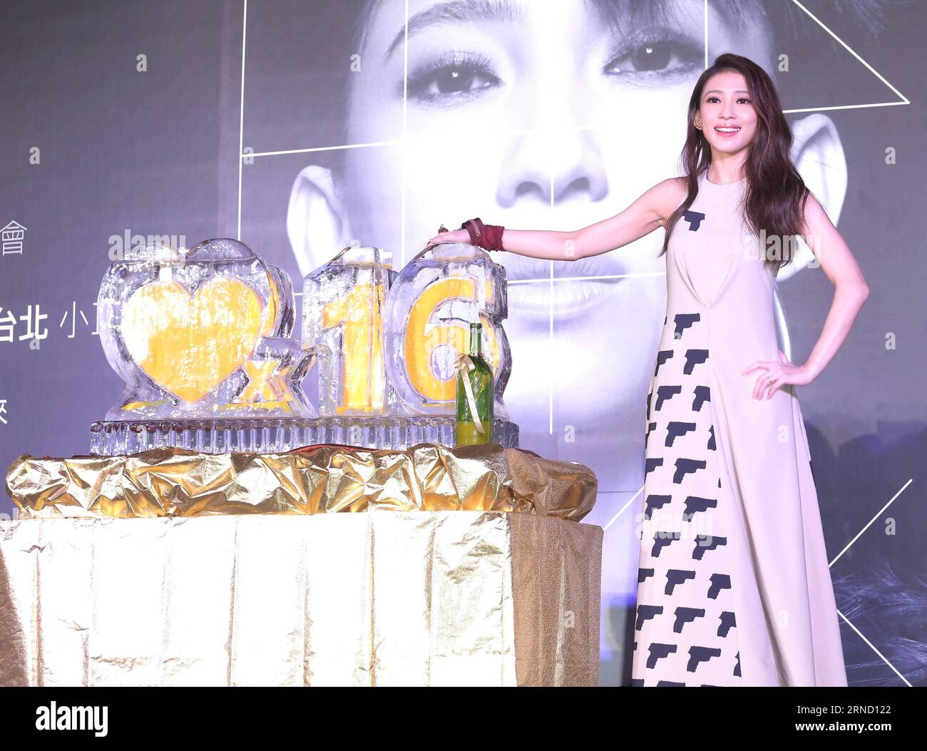 (160427) -- TAIPEI, April 27, 2016 () -- Singer Penny Tai attends a press conference of her world tour Zei in Taipei, southeast China s Taiwan, April 27, 2016. The concert in Taipei is expected to be held on Aug. 13. () (mp) CHINA-TAIPEI-PENNY TAI-CONCERT (CN) Xinhua PUBLICATIONxNOTxINxCHN   160427 Taipei April 27 2016 Singer Penny Tai Attends a Press Conference of her World Tour Character in Taipei South East China S TAIWAN April 27 2016 The Concert in Taipei IS expected to Be Hero ON Aug 13 MP China Taipei Penny Tai Concert CN XINHUA PUBLICATIONxNOTxINxCHN Stock Photo
