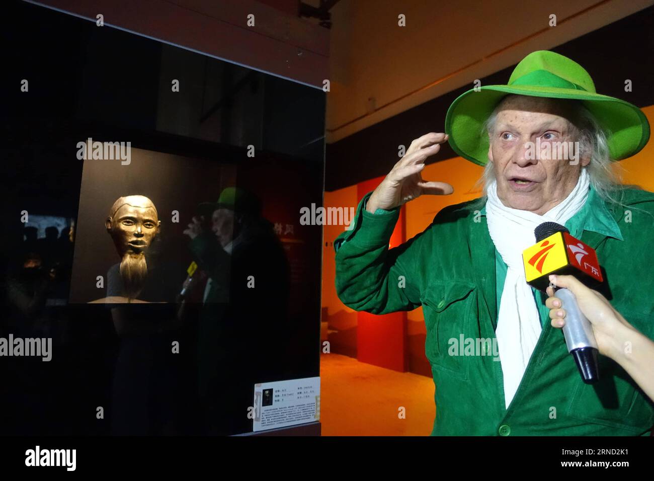 An expert in ancient ceremony of Africa introduces to media the mask Yombe during the Face of God -- The Rare Masks from Central Africa exhibition at the Guangdong Museum in Guangzhou, capital of south China s Guangdong Province, April 29, 2016. The exhibition opened here on Friday and is free to public until July 24. ) (zwx) CHINA-GUANGDONG-RARE MASKS FROM CENTRAL AFRICA-EXHIBITION(CN) XuxJianmei PUBLICATIONxNOTxINxCHN   to Expert in Ancient Ceremony of Africa introduces to Media The Mask  during The Face of God The Rare masks from Central Africa Exhibition AT The Guangdong Museum in Guangzho Stock Photo