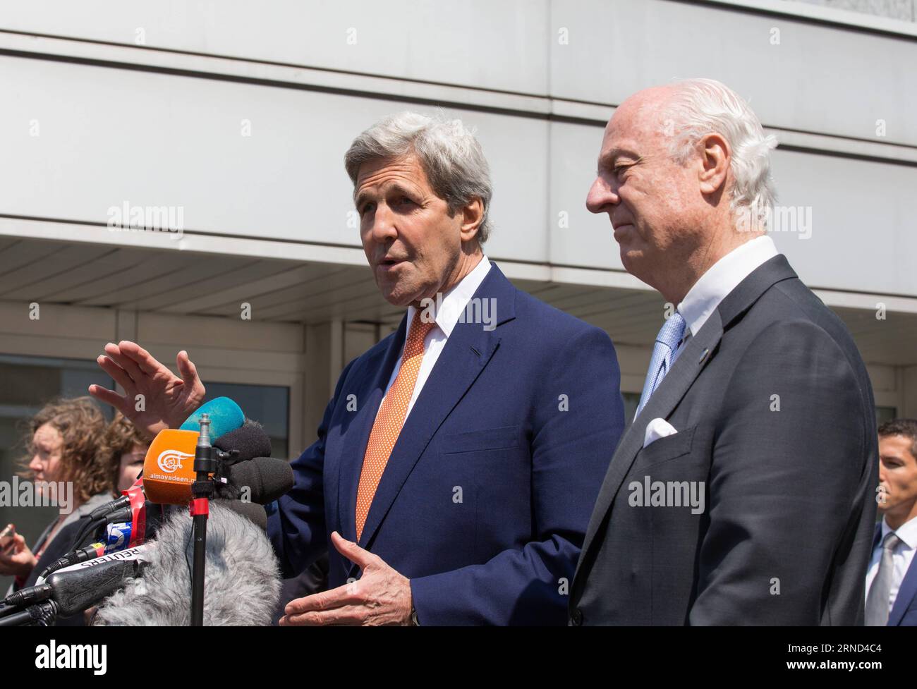 (160502) -- GENEVA, May 2, 2016 -- U.S. Secretary of State John Kerry (L) and UN Special Envoy for Syria Staffan de Mistura hold a press conference after their meeting in a hotel in Geneva, Switzerland, May 2, 2016. U.S. Secretary of State John Kerry on Monday urged all parties to the Syrian conflict to end violence and restore the cessation of hostilities during his second day trip here for talks focusing on the Syrian situation. ) SWITZERLAND-GENEVA-SYRIAN CONFLICT-US-KERRY XuxJinquan PUBLICATIONxNOTxINxCHN   160502 Geneva May 2 2016 U S Secretary of State John Kerry l and UN Special Envoy f Stock Photo