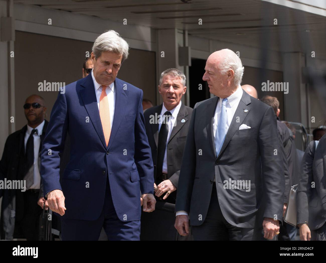 (160502) -- GENEVA, May 2, 2016 -- U.S. Secretary of State John Kerry (L, front) and UN Special Envoy for Syria Staffan de Mistura (R, front) arrive for a press conference after their meeting in a hotel in Geneva, Switzerland, May 2, 2016. U.S. Secretary of State John Kerry on Monday urged all parties to the Syrian conflict to end violence and restore the cessation of hostilities during his second day trip here for talks focusing on the Syrian situation. ) SWITZERLAND-GENEVA-SYRIAN CONFLICT-US-KERRY XuxJinquan PUBLICATIONxNOTxINxCHN   160502 Geneva May 2 2016 U S Secretary of State John Kerry Stock Photo