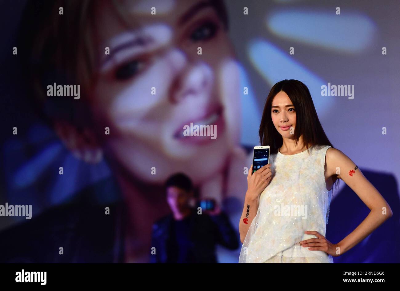 (160506) -- TAIPEI, May 6, 2016 -- A model presents Huawei P9, a flagship smartphone of China s Huawei Technologies, at a product launch in Taipei, southeast China s Taiwan, May 5, 2016. The P9 features a dual-lens camera co-engineered with Germany s Leica that Huawei hopes will set it apart from all other Android devices on the market. ) (lfj) CHINA-TAIPEI-HUAWEI P9-LAUNCH (CN) WeixPeiquan PUBLICATIONxNOTxINxCHN   160506 Taipei May 6 2016 a Model Presents Huawei p9 a Flagship Smartphone of China S Huawei Technologies AT a Product Launch in Taipei South East China S TAIWAN May 5 2016 The p9 Fe Stock Photo