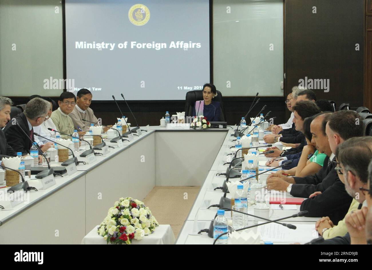 Aung San Suu Kyi empfängt UN Vertreter (160511) -- NAY PYI TAW, May 11 ...