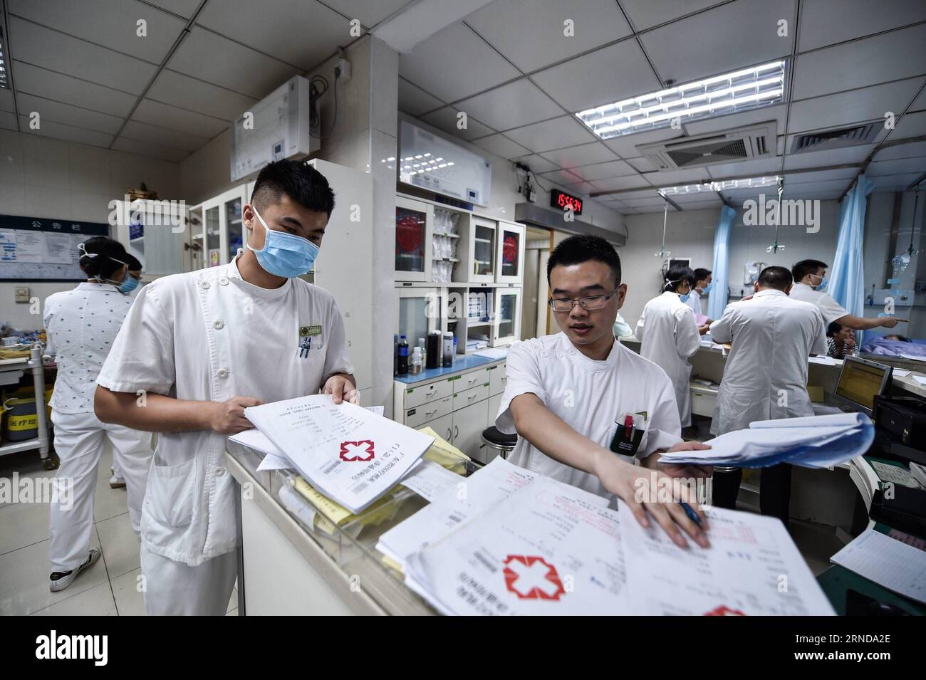 Nurses Huang Chongbin (R) and Liu Yinuo work at the emergency department of  the People s Hospital in Shenzhen, south China s Guangdong Province, May  10, 2016. A total of 104 male, image size:1300x955