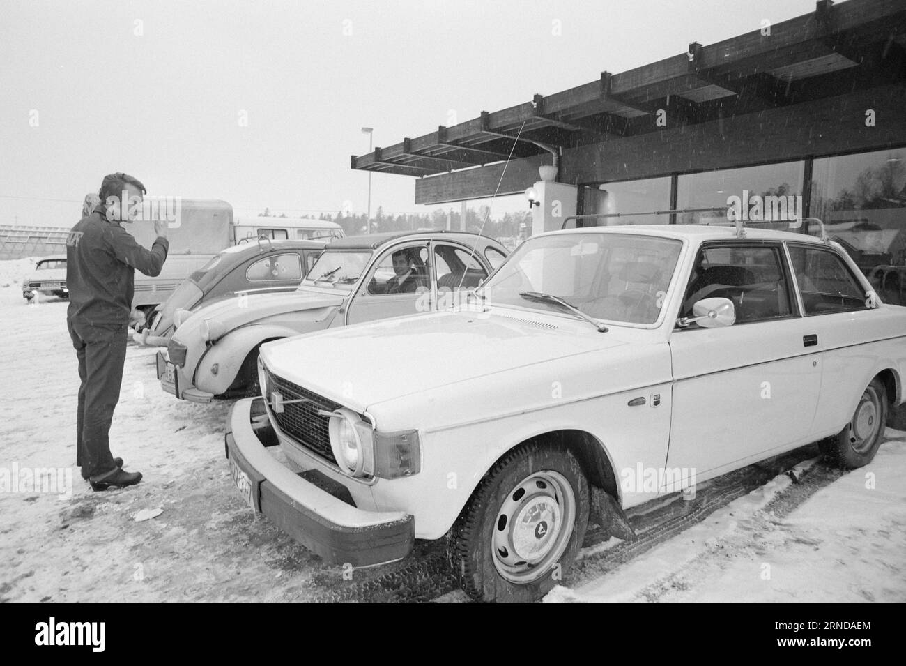 Actual 03 - 6 - 1974: The smallest came FarthestThis is how we delay the petrol card. In these petrol-poor times, it is definitely an advantage to have a small car, confirmed this test which Aktuell carried out together with professionals.  Dag Edvardsen from the Norwegian Automobile Association arranged the technical arrangements for a reasonable comparison between large and small cars. He asks the drivers to keep the same speed.  Photo: Sverre A. Børretzen / Aktuell / NTB ***PHOTO NOT IMAGE PROCESSED*** This text has been automatically translated! Stock Photo