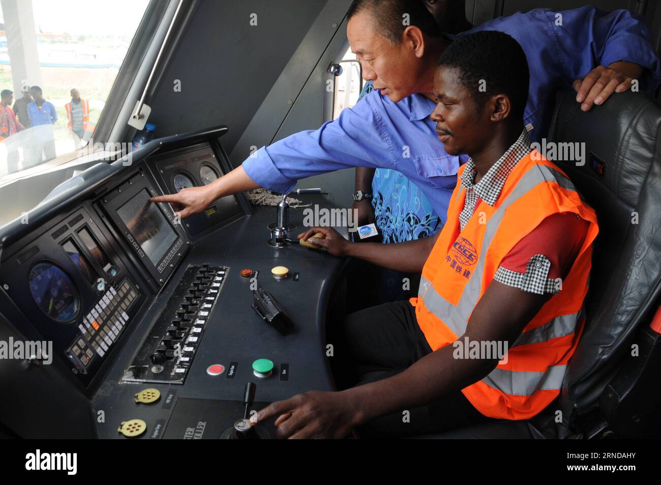 160512) -- ABUJA, May 12, 2016 -- A Chinese train driver teaches a local  worker on the train in Abuja, Nigeria on May 12, 2016. A Chinese firm  undertaking the construction of