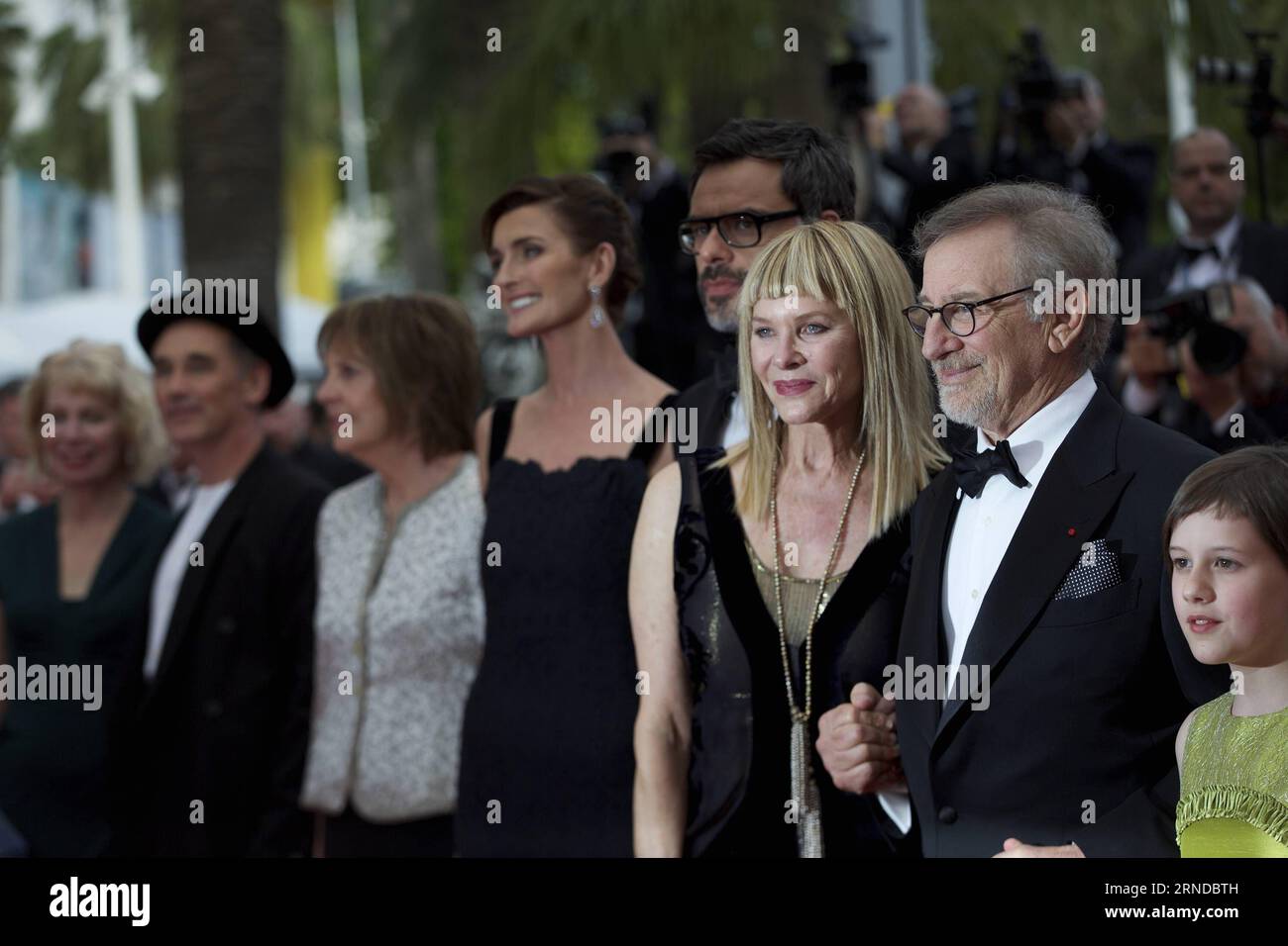 (160515) -- CANNES, May 14, 2016 -- Director Steven Spielberg (2nd R), his wife Kate Capshaw (3rd R) and cast member Ruby Barnhill (1st R) pose on the red carpet as they arrive for the screening of the film The BFG at the 69th Cannes Film Festival in Cannes, France, May 14, 2016.) FRANCE-CANNES-FILM FESTIVAL-THE BFG-RED CARPET JinxYu PUBLICATIONxNOTxINxCHN   160515 Cannes May 14 2016 Director Steven Spielberg 2nd r His wife Kate Capshaw 3rd r and Cast member Ruby Barnhill 1st r Pose ON The Red Carpet As They Arrive for The Screening of The Film The BfG AT The 69th Cannes Film Festival in Canne Stock Photo