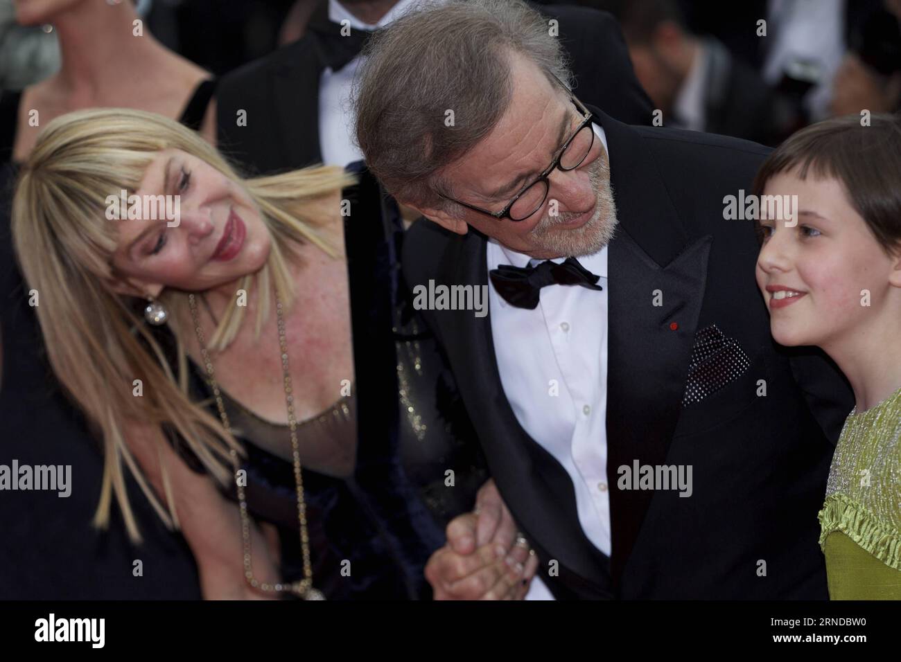 (160515) -- CANNES, May 14, 2016 -- Director Steven Spielberg (C), his wife Kate Capshaw (L) and cast member Ruby Barnhill (R) pose on the red carpet as they arrive for the screening of the film The BFG at the 69th Cannes Film Festival in Cannes, France, May 14, 2016.) FRANCE-CANNES-FILM FESTIVAL-THE BFG-RED CARPET JinxYu PUBLICATIONxNOTxINxCHN   160515 Cannes May 14 2016 Director Steven Spielberg C His wife Kate Capshaw l and Cast member Ruby Barnhill r Pose ON The Red Carpet As They Arrive for The Screening of The Film The BfG AT The 69th Cannes Film Festival in Cannes France May 14 2016 Fra Stock Photo
