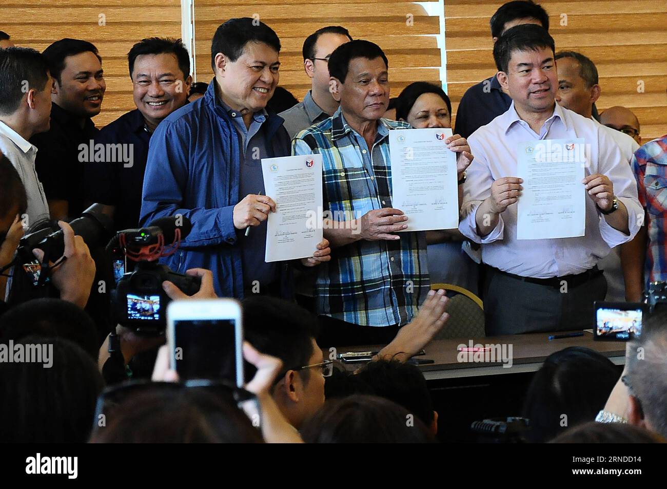 (160516) -- DAVAO PROVINCE, May 16, 2016 -- Presumptive Philippine president-elect Rodrigo Duterte (C) poses for photos with members of his political party during a press conference in Davao Province, the Philippines, May 16, 2016. Presumptive Philippine president-elect Rodrigo Duterte vowed to restore death penalty in his country, according to his speech on Monday. ) PHILIPPINES-DAVAO PROVINCE-DUTERTE-PRESS CONFERENCE Stringer PUBLICATIONxNOTxINxCHN   160516 Davao Province May 16 2016 presumptive Philippine President elect Rodrigo Duterte C Poses for Photos With Members of His Political Party Stock Photo
