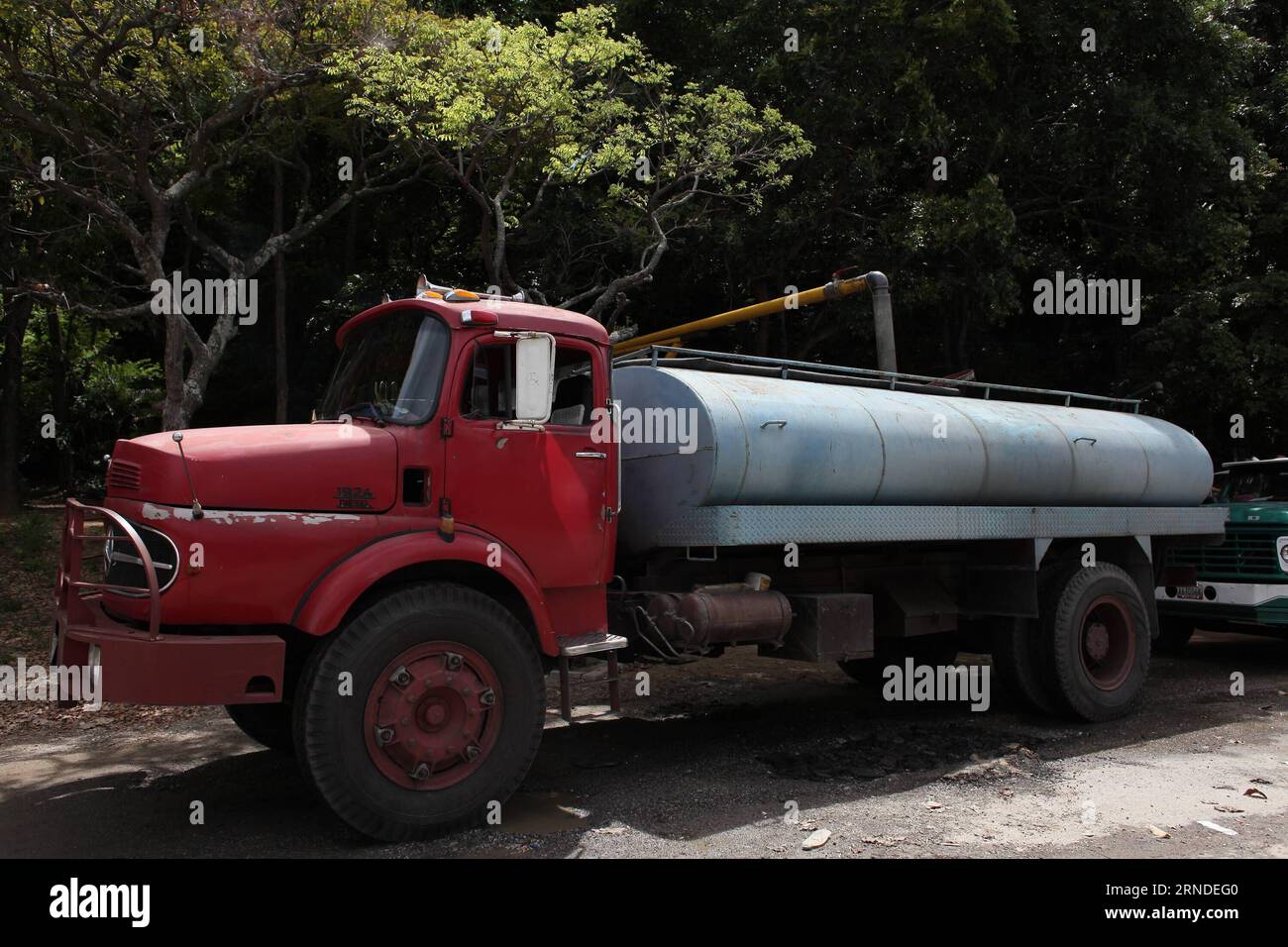 A truck filled with water is seen in Caracas, capital of Venezuela, May 17, 2016. According to local press, the Guri dam, the most important generator of hydroelectricity in Venezuela, has been affected by a severe drought, which prompts Venezuelan Government to implement some measures to save water and electricity. Boris Vergara) (cyc) VENEZUELA-CARACAS-ENVIRONMENT-DROUGHT e BorisxVergara PUBLICATIONxNOTxINxCHN   a Truck Filled With Water IS Lakes in Caracas Capital of Venezuela May 17 2016 According to Local Press The Guri Dam The Most IMPORTANT Generator of hydroelectricity in Venezuela has Stock Photo