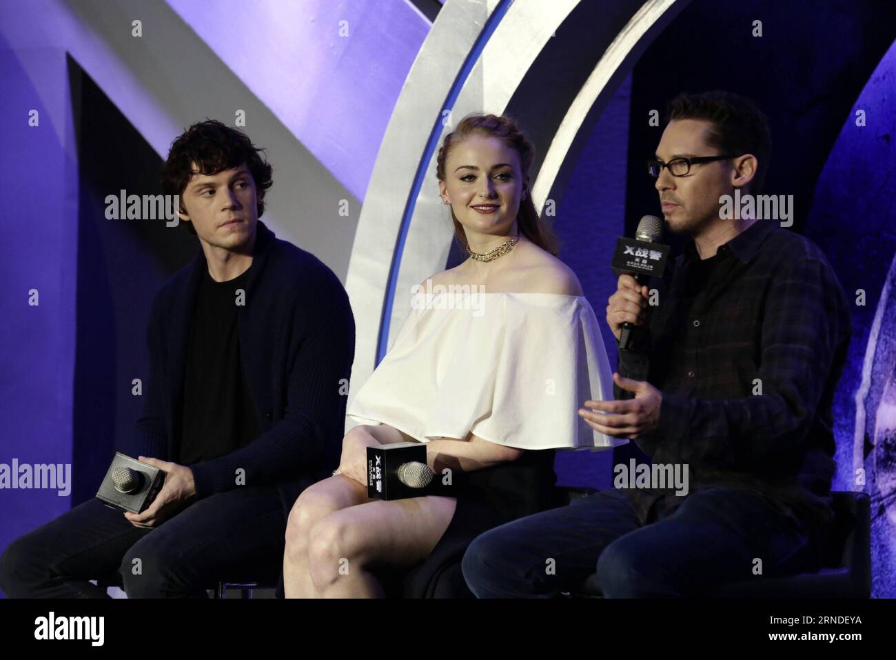 (160518) -- BEIJING, May 18, 2016 () -- Director Bryan Singer (R), actor Evan Peters (L) and actress Sophie Turner attend a press conference for the film X-Men: Apocalypse in Beijing, capital of China, May 18, 2016. The release date of the film in the Chinese mainland is sheduled on June 3. () (wx) CHINA-BEIJING-FILM X-MEN -PRESS CONFERENCE(CN) Xinhua PUBLICATIONxNOTxINxCHN   160518 Beijing May 18 2016 Director Bryan Singer r Actor Evan Peters l and actress Sophie Turner attend a Press Conference for The Film X Men APOCALYPSE in Beijing Capital of China May 18 2016 The Release Date of The Film Stock Photo