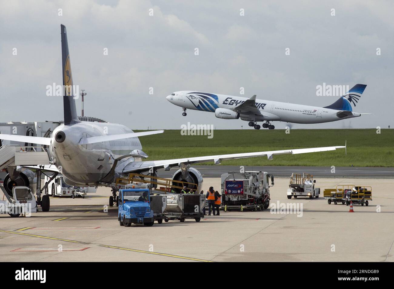 Egyptair a320 hi-res stock photography and images - Alamy