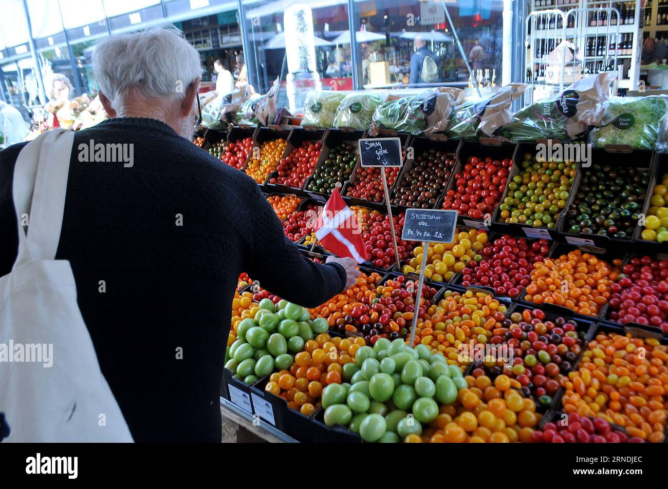 01 Srpt. 2023/ Vegetable and fruit shoppers at farmers market in danish