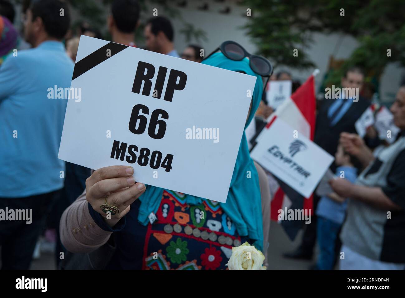 EgyptAir-Maschine abgestürzt: Trauermarsch in Kairo (160526) -- CAIRO, May 26, 2016 -- A woman holds a banner with the words Rest In Peace while participating in a march mourning the victims of crashed EgyptAir Flight MS804 plane in Cairo, Egypt, May 26, 2016. A massive candlelight march has been held Thursday evening near the Opera House here in the Egyptian capital city over the recent EgyptAir plane crash with the participation of senior officials including the Egyptian aviation minister and the French ambassador to Cairo. ) EGYPT-CAIRO-CRASHED PLANE-CANDLELIGHT MARCH MengxTao PUBLICATIONxN Stock Photo