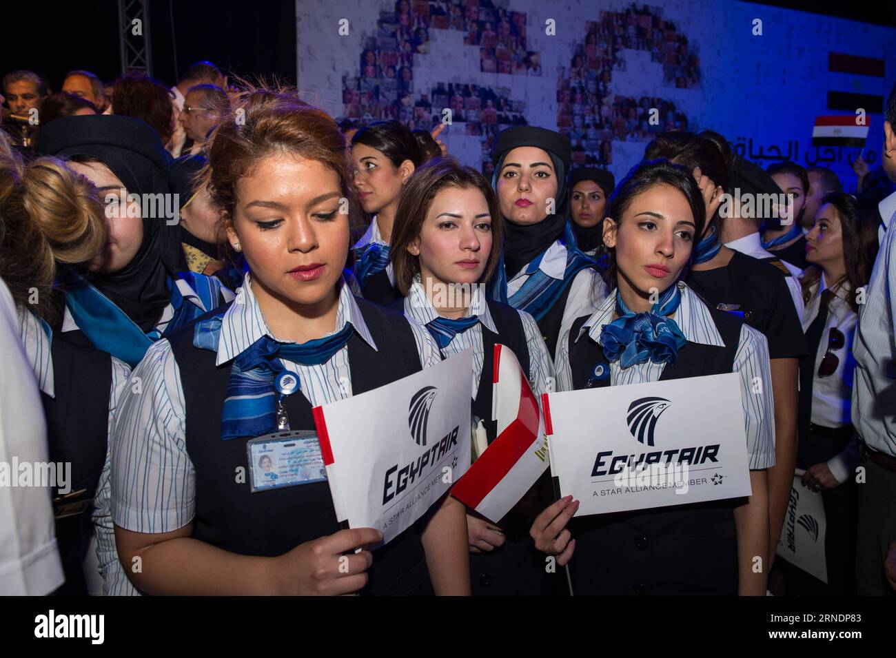 EgyptAir-Maschine abgestürzt: Trauermarsch in Kairo (160526) -- CAIRO, May 26, 2016 -- Staff members from EgyptAir hold flags while participating in a candlelight march mourning the victims of crashed EgyptAir Flight MS804 plane in Cairo, Egypt, May 26, 2016. A massive candlelight march has been held Thursday evening near the Opera House here in the Egyptian capital city over the recent EgyptAir plane crash with the participation of senior officials including the Egyptian aviation minister and the French ambassador to Cairo. ) EGYPT-CAIRO-CRASHED PLANE-CANDLELIGHT MARCH MengxTao PUBLICATIONxNO Stock Photo