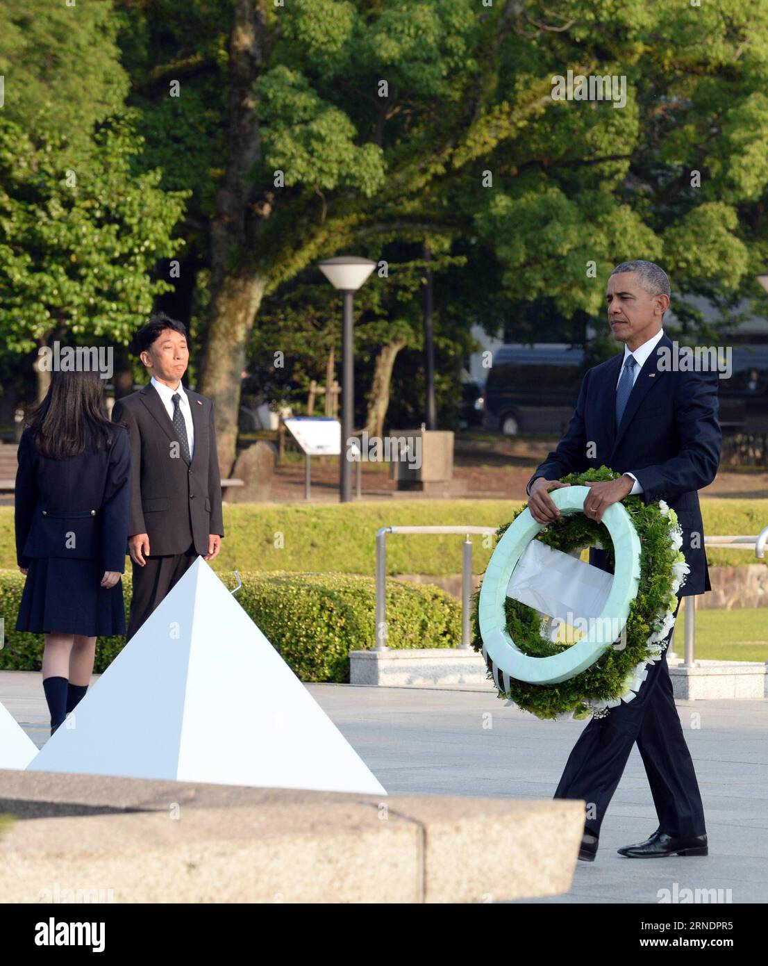 (160528) -- HIROSHIMA, May 28, 2016 -- U.S. President Barack Obama (R) lays a wreath in front of the cenotaph during his visit to the Hiroshima Peace Memorial Park in Hiroshima, Japan on May 27, 2016. Barack Obama on Friday became the first incumbent U.S. president to visit Hiroshima since America dropped an atomic bomb on the city 71 years ago, stirring mixed feelings among the United States, Japan and the victim countries during WWII. ) JAPAN-HIROSHIMA-OBAMA-VISIT MaxPing PUBLICATIONxNOTxINxCHN   Hiroshima May 28 2016 U S President Barack Obama r Lays a Wreath in Front of The Cenotaph during Stock Photo