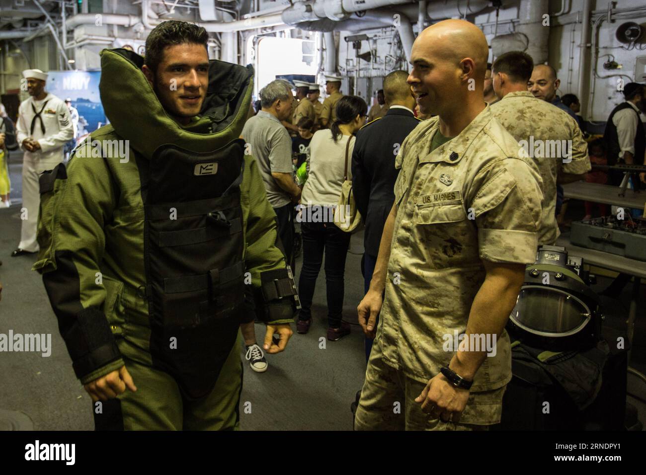 A visitor (L) tries on the Explosive Ordnance Disposal (EOD) suit on board the USS Bataan (LHD-5), Wasp-class amphibious assault ship, during the 28th Annual New York Fleet Week in New York, the United States on May 27, 2016. New York Fleet Week takes place from May 25 to May 30, where hundred of service men and women in the Armed Forces visit New York City as part of Memorial Day commemorations. ) U.S.-NEW YORK-FLEET WEEK-USS BATAAN LixMuzi PUBLICATIONxNOTxINxCHN   a Visitor l tries ON The Explosive Ordnance Disposal EOD Suit ON Board The USS Bataan LHD 5 Wasp Class Amphibious Assault Ship du Stock Photo