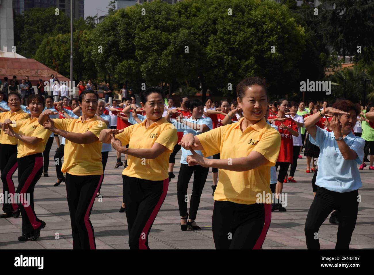 (160530) -- KUNMING, May 30, 2016 -- Local residents and volunteers perform a square dance of Little Apple , which is a single by Chopstick Brothers and has gained great popularity in Chinese cyberspace, to promote the World No-Tobacco Day in Kunming, capital of southwest China s Yunnan Province, May 30, 2016. The World No-Tobacco Day is observed around the world on May 31. ) (wx) CHINA-KUNMING-WORLD NO-TABACCO DAY-PROMOTION (CN) JixZhepeng PUBLICATIONxNOTxINxCHN   160530 Kunming May 30 2016 Local Residents and Volunteers perform a Square Dance of Little Apple Which IS a Single by Chopstick Br Stock Photo