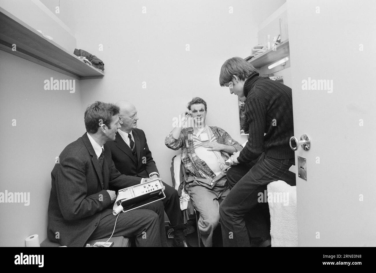 Actual 06 - 3 - 1974: Karlson on the Roof - He has fitnessHe jumps on ...