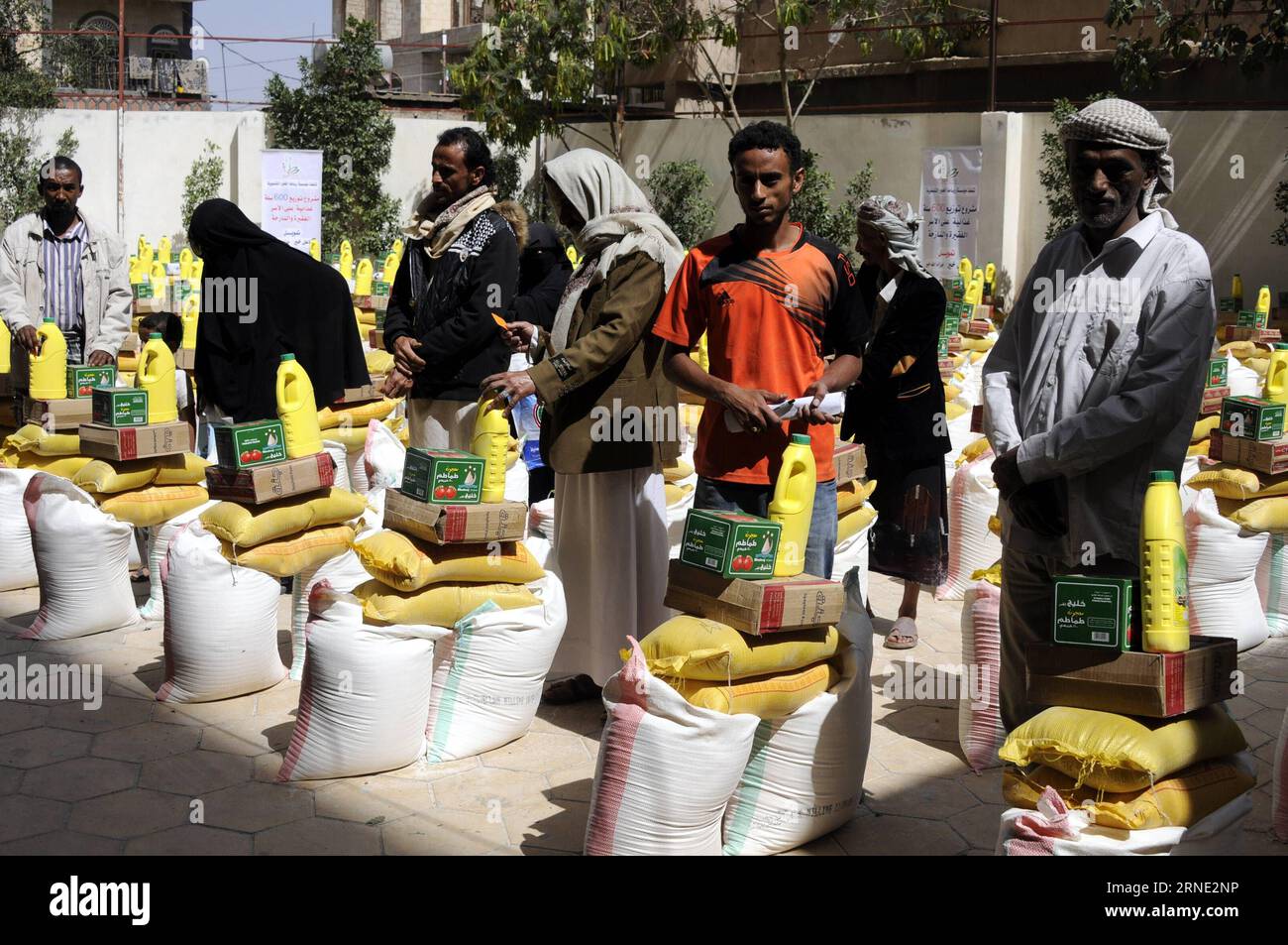 Humainitarian Aid Ration World food crises hi-res stock photography and images - Alamy