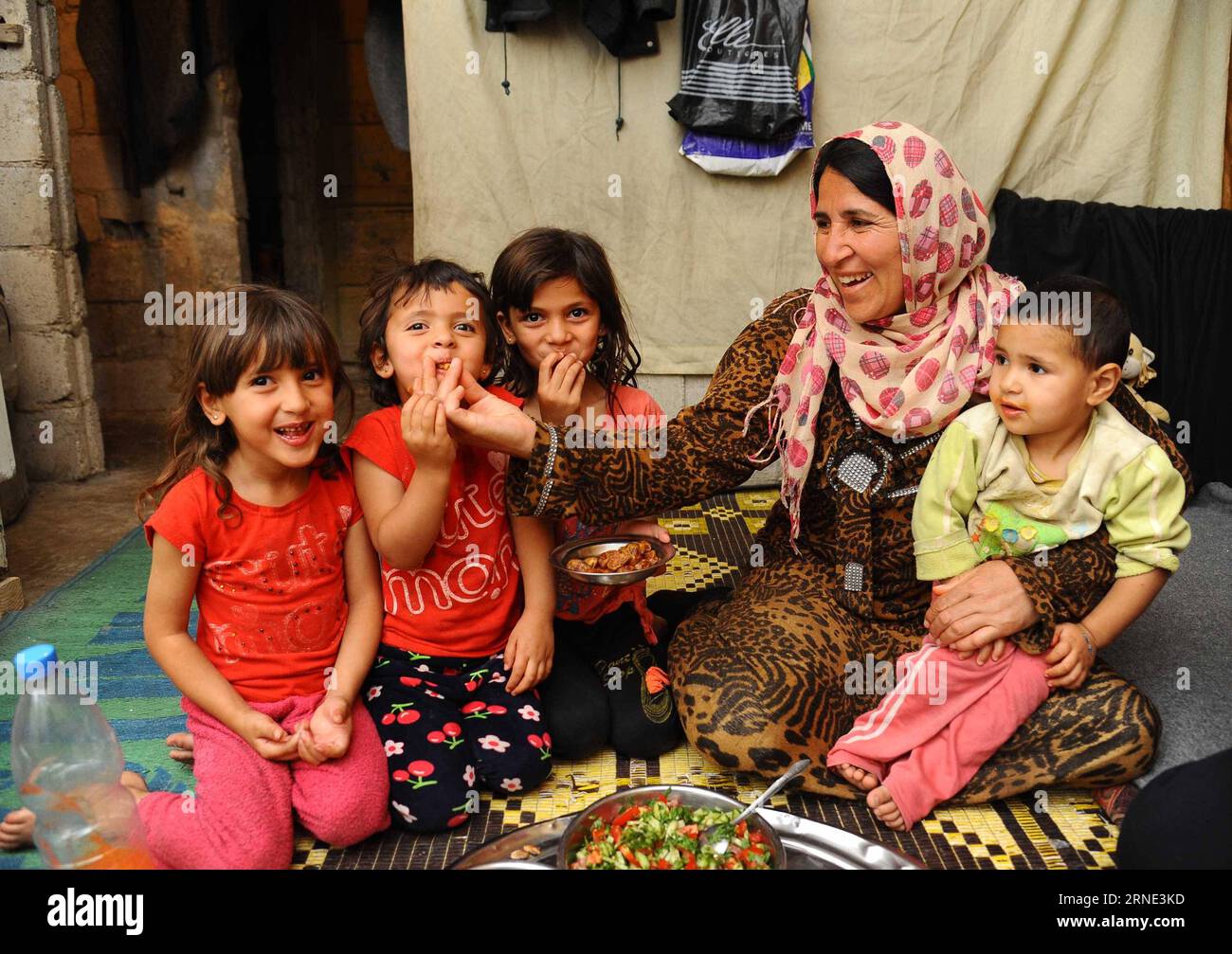 (160607) -- DAMASCUS, June 7, 2016 -- The family members of Abu Ali gather around a breakfast table to break their fast of the holy month of Ramadan in Damascus, capital of Syria, on June 7, 2016. The family of six escaped the Islamic State (IS) rule in the northern city of al-Raqqa and sought refuge in the Damascus district of Jaramanah. ) SYRIA-DAMASCUS-RAMADAN-IFTAR Ammar PUBLICATIONxNOTxINxCHN   160607 Damascus June 7 2016 The Family Members of Abu Ali gather Around a Breakfast Table to Break their Almost of The Holy Month of Ramadan in Damascus Capital of Syria ON June 7 2016 The Family o Stock Photo