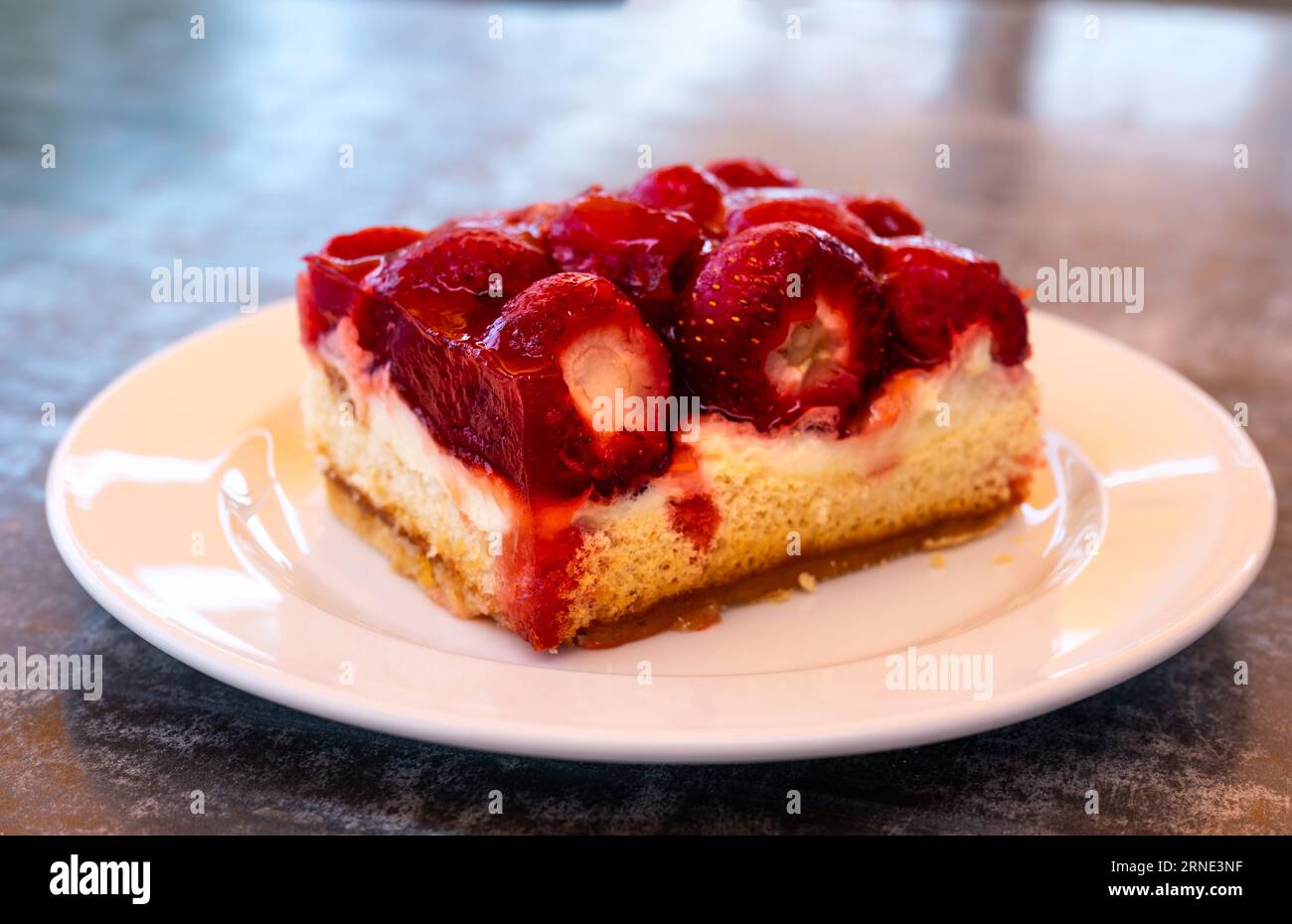 Erdbeer schnitte hi-res stock photography and images - Alamy