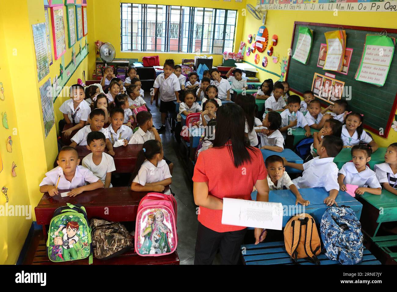 (160613) -- QUEZON CITY (THE PHILIPPINES), June 13, 2016 -- Students listen to their teacher during the first day of school at the President Corazon Aquino Elementary School in Quezon City, the Philippines, on June 13, 2016. Around 25 million students attended elementary and high school classes all over the country at the beginning of the school year 2016-2017, according to the Philippine Department of Education. ) THE PHILIPPINES-QUEZON CITY-FIRST DAY OF SCHOOL RouellexUmali PUBLICATIONxNOTxINxCHN   160613 Quezon City The Philippines June 13 2016 Students Lists to their Teacher during The Fir Stock Photo