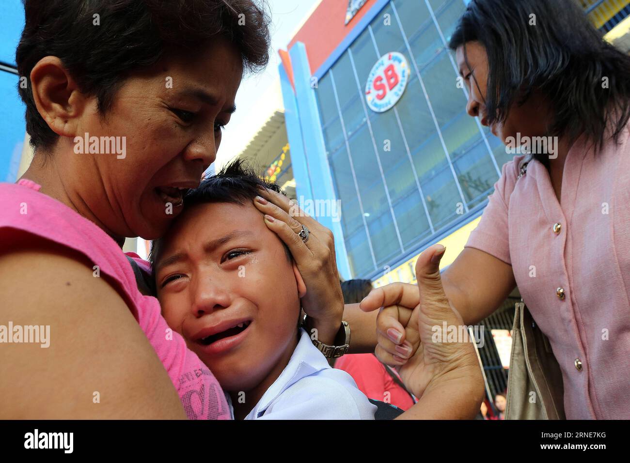 (160613) -- QUEZON CITY (THE PHILIPPINES), June 13, 2016 -- A student cries during the first day of school at the President Corazon Aquino Elementary School in Quezon City, the Philippines, on June 13, 2016. Around 25 million students attended elementary and high school classes all over the country at the beginning of the school year 2016-2017, according to the Philippine Department of Education. ) THE PHILIPPINES-QUEZON CITY-FIRST DAY OF SCHOOL RouellexUmali PUBLICATIONxNOTxINxCHN   160613 Quezon City The Philippines June 13 2016 a Student cries during The First Day of School AT The President Stock Photo