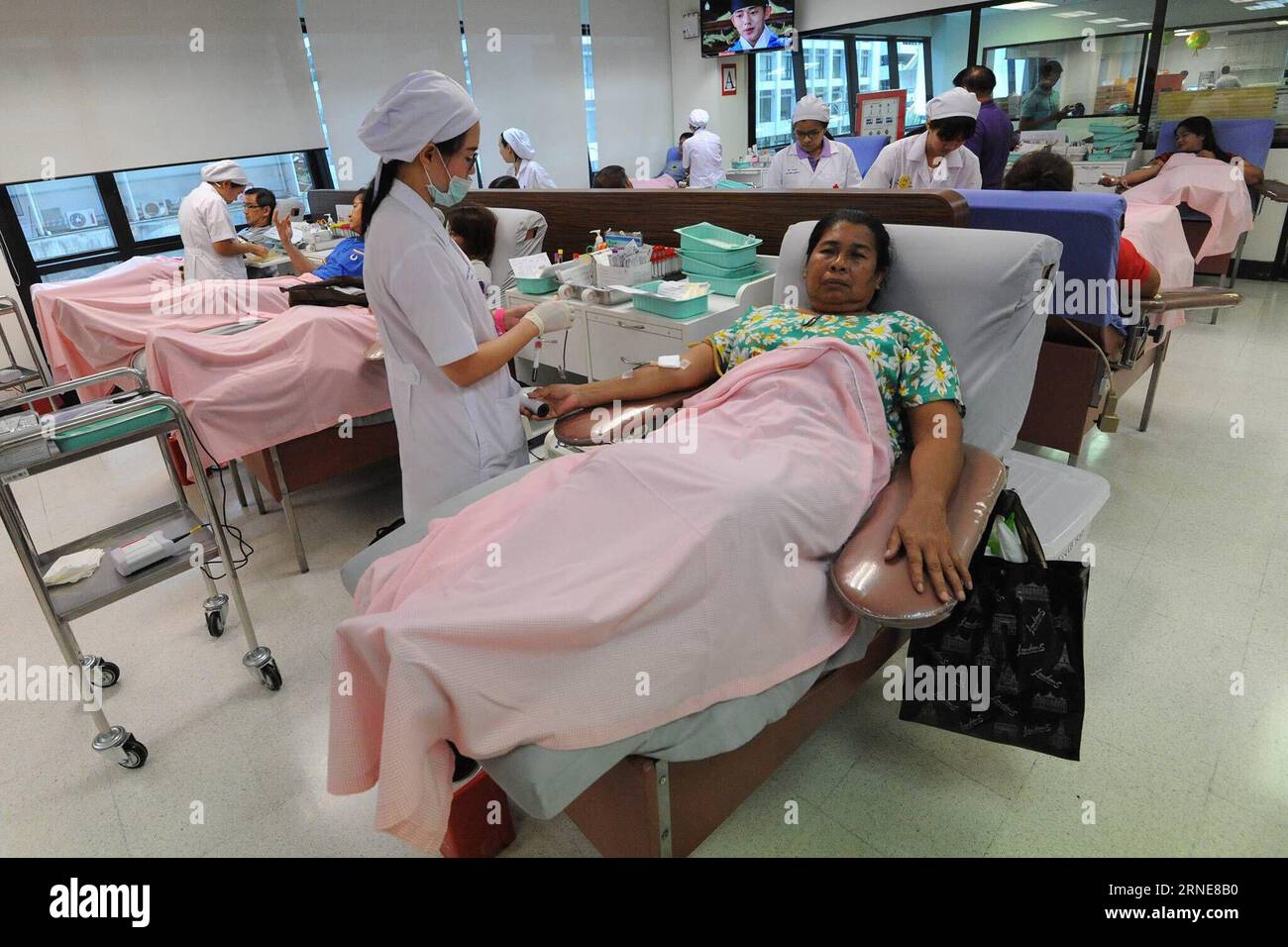 (160614) -- BANGKOK, June 14, 2016 -- Thai volunteers donate blood at National Blood Centre of Thai Red Cross Society in Bangkok, Thailand, June 14, 2016. The World Blood Donor Day is celebrated every year on June 14. The theme of this year s World Blood Donor Day is Blood connects us all. ) THAILAND-BANGKOK-WORLD BLOOD DONOR DAY RachenxSageamsak PUBLICATIONxNOTxINxCHN   160614 Bangkok June 14 2016 Thai Volunteers Donate Blood AT National Blood Centre of Thai Red Cross Society in Bangkok Thai country June 14 2016 The World Blood Donor Day IS celebrated Every Year ON June 14 The Theme of This Y Stock Photo