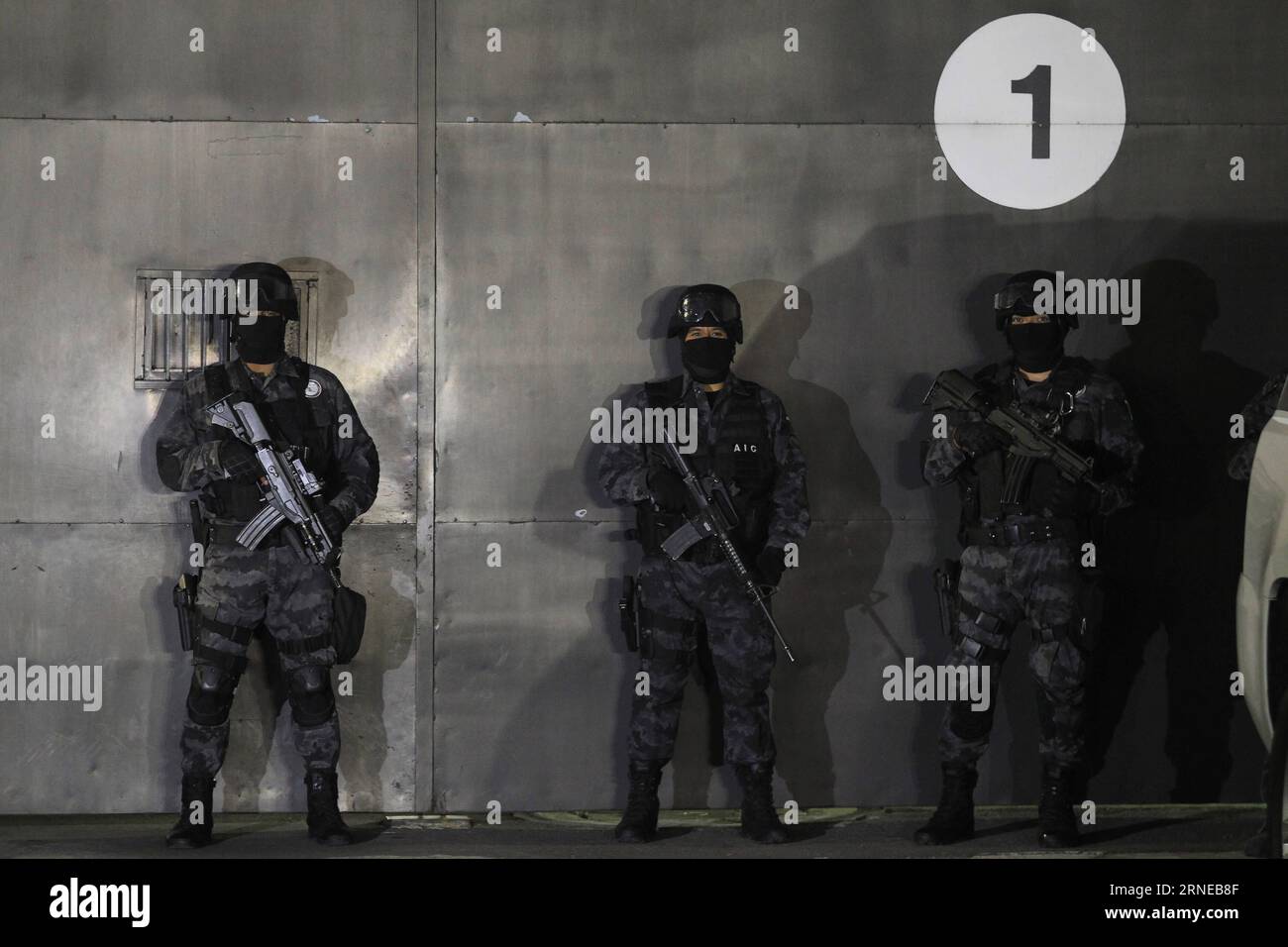 Security elements stand guard during the arrival of Hector Palma Salazar, known as el guero Palma at the hangar of the Attorney General of the Republic, in Mexico City, capital of Mexico, on June 15, 2016. U.S. authorities on Wednesday extradited drug lord Hector Palma Salazar to Mexican authorities at a border crossing in the city of Matamoros, Tamaulipas. Str) (vf) MEXICO-MEXICO CITY-SECURITY-DRUG TRAFFICKING e STR PUBLICATIONxNOTxINxCHN   Security Element stand Guard during The Arrival of Hector Palma Salazar known As El Guero Palma AT The Hangar of The Attorney General of The Republic in M Stock Photo