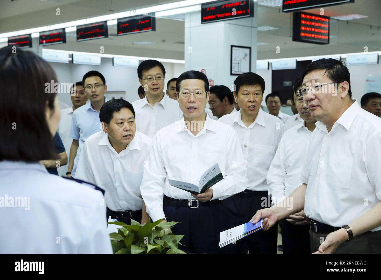 Chinese Vice Premier Zhang Gaoli (C) talks with staff members at the Administrative Service Center of Heping District in Shenyang, capital of northeast China s Liaoning Province, June 16, 2016. During a visit to Liaoning Province from June 16 to 17, Zhang urged local governments in China s northeastern region to revitalize the old industrial base. ) (zhs) CHINA-ZHANG GAOLI-LIAONING-REVITALIZATION (CN) JuxPeng PUBLICATIONxNOTxINxCHN   Chinese Vice Premier Zhang Gaoli C Talks With Staff Members AT The Administrative Service Center of Heping District in Shenyang Capital of Northeast China S Liaon Stock Photo