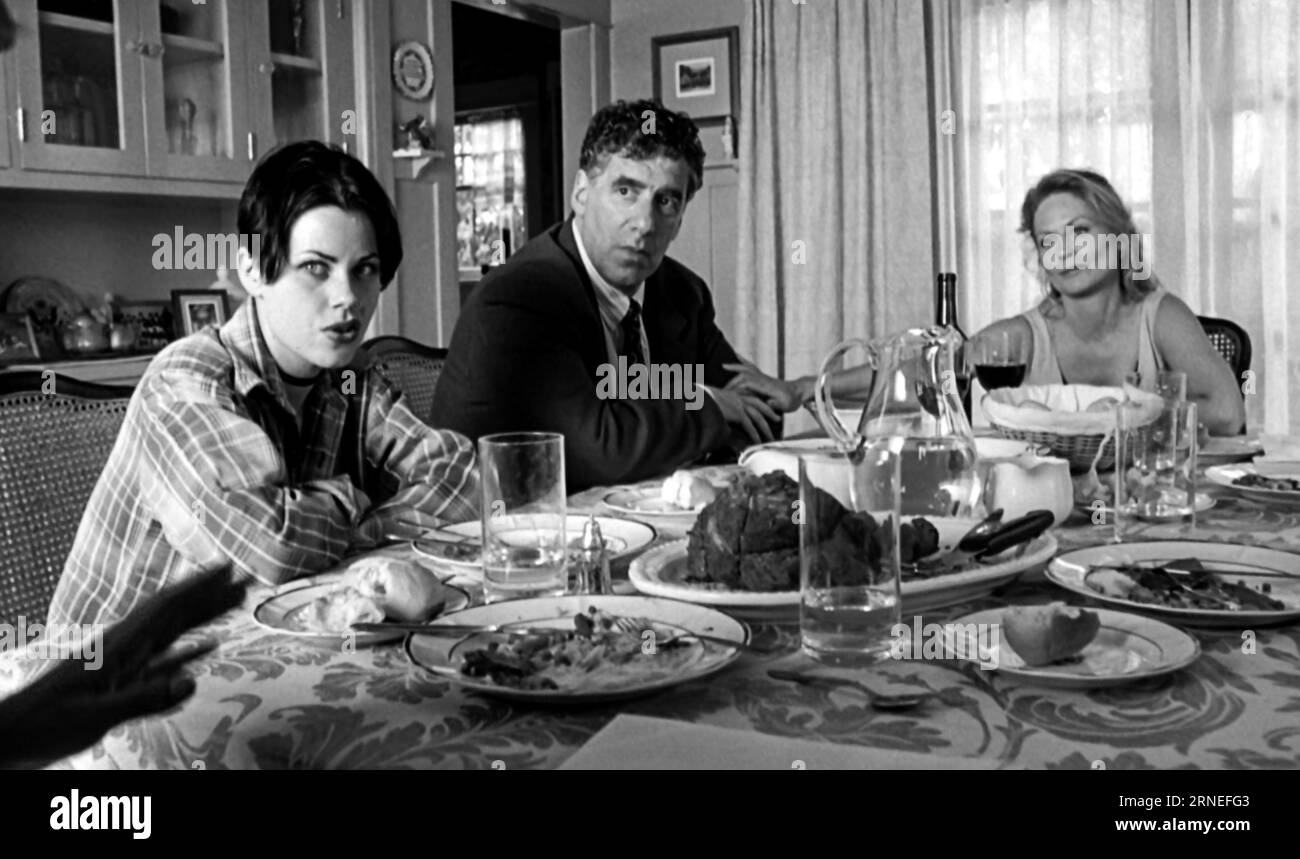 USA. Fairuza Balk , Beverly D'Angelo and Elliott Gould in a scene from  (C)New Line Cinema film: American History X (1998). Plot: Living a life  marked by violence, neo-Nazi Derek finally goes, image size:1300x859