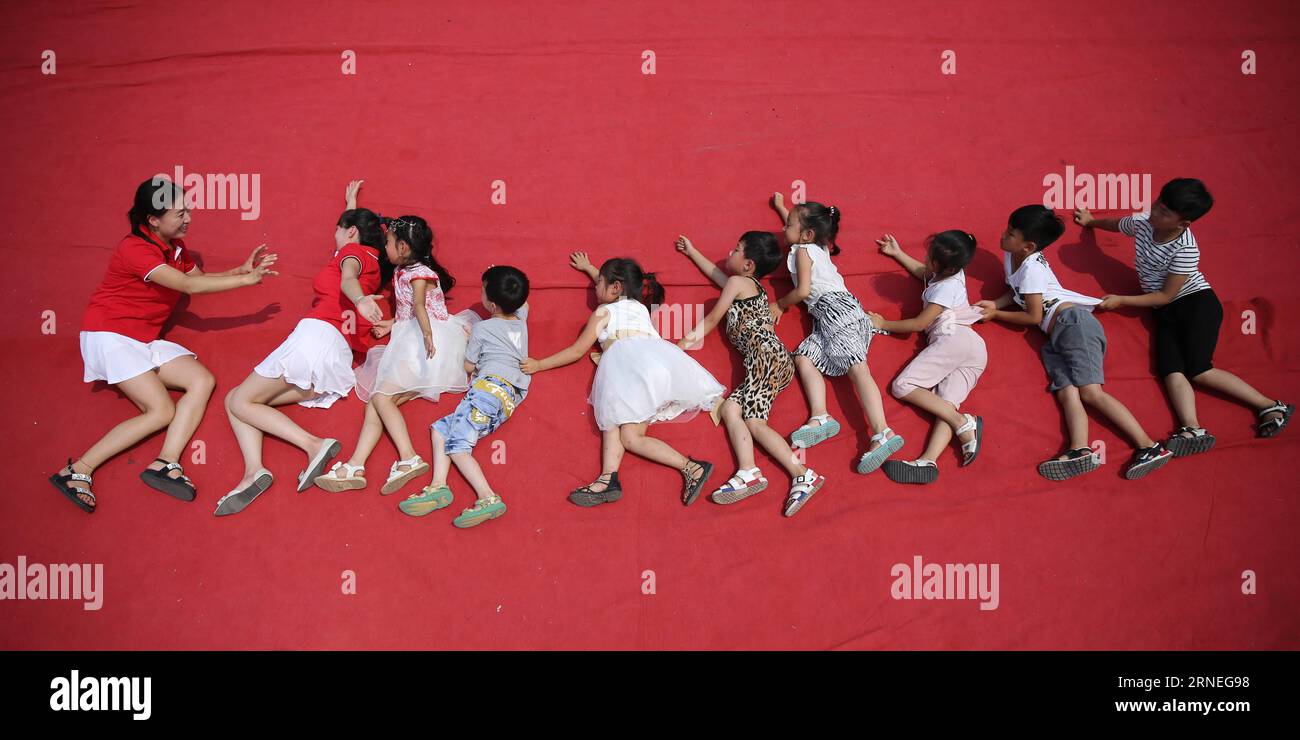 (160622) -- JIAOZUO, June 22, 2016 -- Kindergarten children and a teacher pose for a graduation photo at Aihua Kindergarten in Wuzhi County of Jiaozuo City, central China s Henan Province, June 22, 2016. These creative graduation photos are expected to leave a sweet childhood memory for children. ) (lfj) CHINA-HENAN-CHILDREN-GRADUATION PHOTOS (CN) FengxXiaomin PUBLICATIONxNOTxINxCHN   160622 Jiaozuo June 22 2016 Kindergarten Children and a Teacher Pose for a Graduation Photo AT Aihua Kindergarten in Wuzhi County of Jiaozuo City Central China S Henan Province June 22 2016 Thesis Creative Gradua Stock Photo