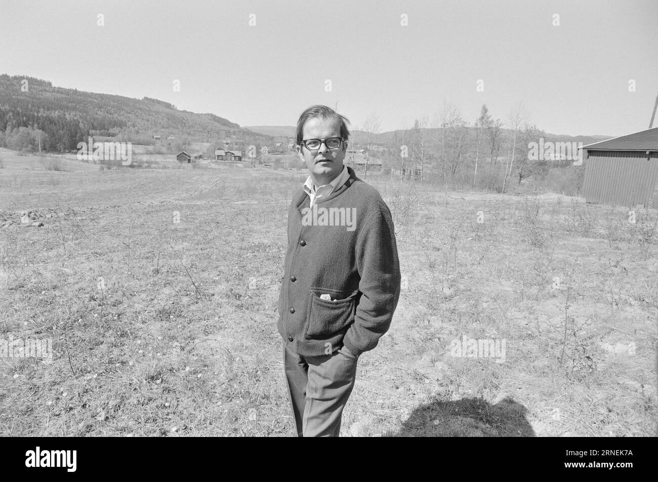 Current 21 - 1974: Løvenskiold Vanskjøtter EarthMost of the world lacks food. But in Norway, more and more arable land is going out of business. In Sørkedalen outside Oslo, hundreds of acres of fine topsoil have lain fallow for decades. The land is owned by landowner Harald Løvenskiold. According to Section 53 of the Land Act, the authorities should be able to take the land from him, in order to hand it over to people who want to cultivate it and produce more food.  Estate owner Harald Løvenskiold — now also as a land vandal, photographed in the middle of his own work of destruction in Sørkeda Stock Photo