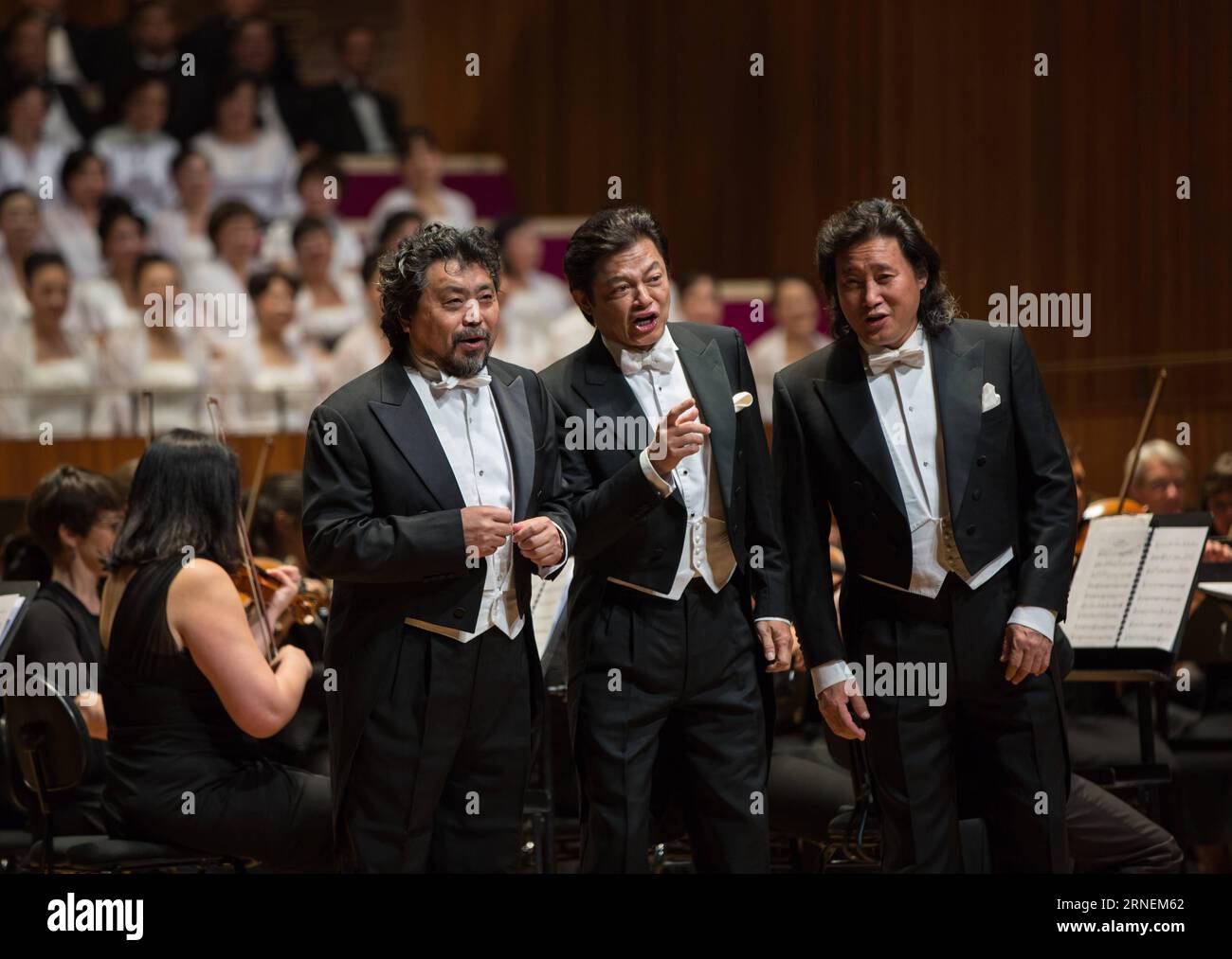 (160627) -- SYDNEY, June 27, 2016 -- Wei Song (L), Mo Hualun (C) and Dai Yuqiang, China s Three Tenors, sing during a tenor concert in the Sydney Opera House in Sydney, Australia, June 27, 2016. ) AUSTRALIA-SYDNEY-TENOR CONCERT ZhuxHongye PUBLICATIONxNOTxINxCHN   160627 Sydney June 27 2016 Wei Song l Mo Hualun C and Dai Yuqiang China S Three Tenors Sing during a Tenor Concert in The Sydney Opera House in Sydney Australia June 27 2016 Australia Sydney Tenor Concert ZhuxHongye PUBLICATIONxNOTxINxCHN Stock Photo