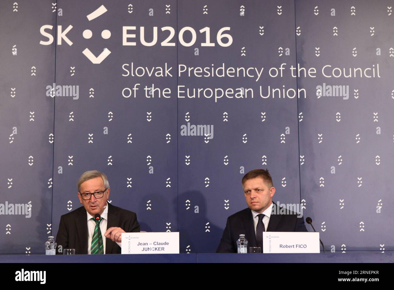 Bilder des Tages (160701) -- BRATISLAVA, July 1, 2016 -- Slovak Prime minister Robert Fico (R) and European Commission President Jean-Claude Juncker attend the press conference after bilateral meeting in Bratislava, capital of Slovakia, on July 1, 2016. Slovakia officially took over a six-month rotating Presidency of the Council of the European Union (EU) from the Netherlands on Friday. ) SLOVAKIA-BRATISLAVA-PRESIDENCY OF EU COUNCIL AndrejxKlizan PUBLICATIONxNOTxINxCHN   Images the Day 160701 Bratislava July 1 2016 Slovak Prime Ministers Robert Fico r and European Commission President Jean Cla Stock Photo