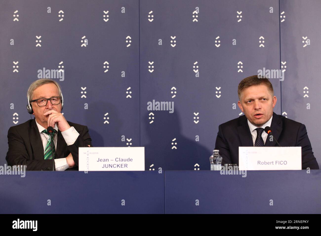 (160701) -- BRATISLAVA, July 1, 2016 -- Slovak Prime minister Robert Fico (R) and European Commission President Jean-Claude Juncker attend the press conference after bilateral meeting in Bratislava, capital of Slovakia, on July 1, 2016. Slovakia officially took over a six-month rotating Presidency of the Council of the European Union (EU) from the Netherlands on Friday. ) SLOVAKIA-BRATISLAVA-PRESIDENCY OF EU COUNCIL AndrejxKlizan PUBLICATIONxNOTxINxCHN   160701 Bratislava July 1 2016 Slovak Prime Ministers Robert Fico r and European Commission President Jean Claude Juncker attend The Press Con Stock Photo