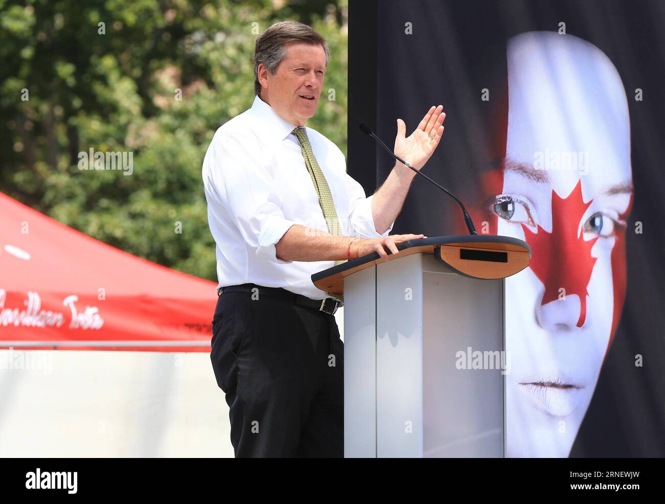 (160705) -- TORONTO, July 5, 2016 -- Toronto Mayor John Tory delivers a speech during the official launch ceremony of the 2016 Toronto Caribbean Carnival at Nathan Philips Square in Toronto, Canada, July 5, 2016. As the largest cultural festival of its kind in North America, the annual exciting three-week cultural explosion of Caribbean music, cuisine and revelry as well as visual and performing arts kicked off on Tuesday. ) CANADA-TORONTO-CARIBBEAN CARNIVAL-OFFICIAL LAUNCH CEREMONY ZouxZheng PUBLICATIONxNOTxINxCHN   160705 Toronto July 5 2016 Toronto Mayor John Tory delivers a Speech during T Stock Photo