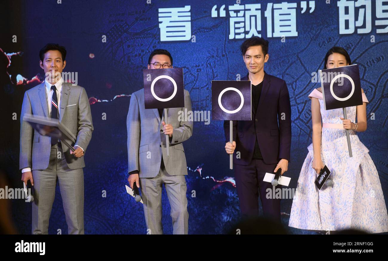 (160712) -- BEIJING, July 12, 2016 -- Director Li Jun (2nd L), actor Wallace Chung (2nd R), actor Lee Jung Jae (1st L) and actress Lang Yueting attend a press conference for the premiere of their new movie Tik Tok in Beijing, capital of China, July 12, 2016. The movie will be released on July 15 in China. )(wjq)(cxy) CHINA-BEIJING-MOVIE-PRESS CONFERENCE (CN) JinxLiangkuai PUBLICATIONxNOTxINxCHN   160712 Beijing July 12 2016 Director left jun 2nd l Actor Wallace Chung 2nd r Actor Lee Young Jae 1st l and actress long Yueting attend a Press Conference for The Premiere of their New Movie TIK Tok i Stock Photo