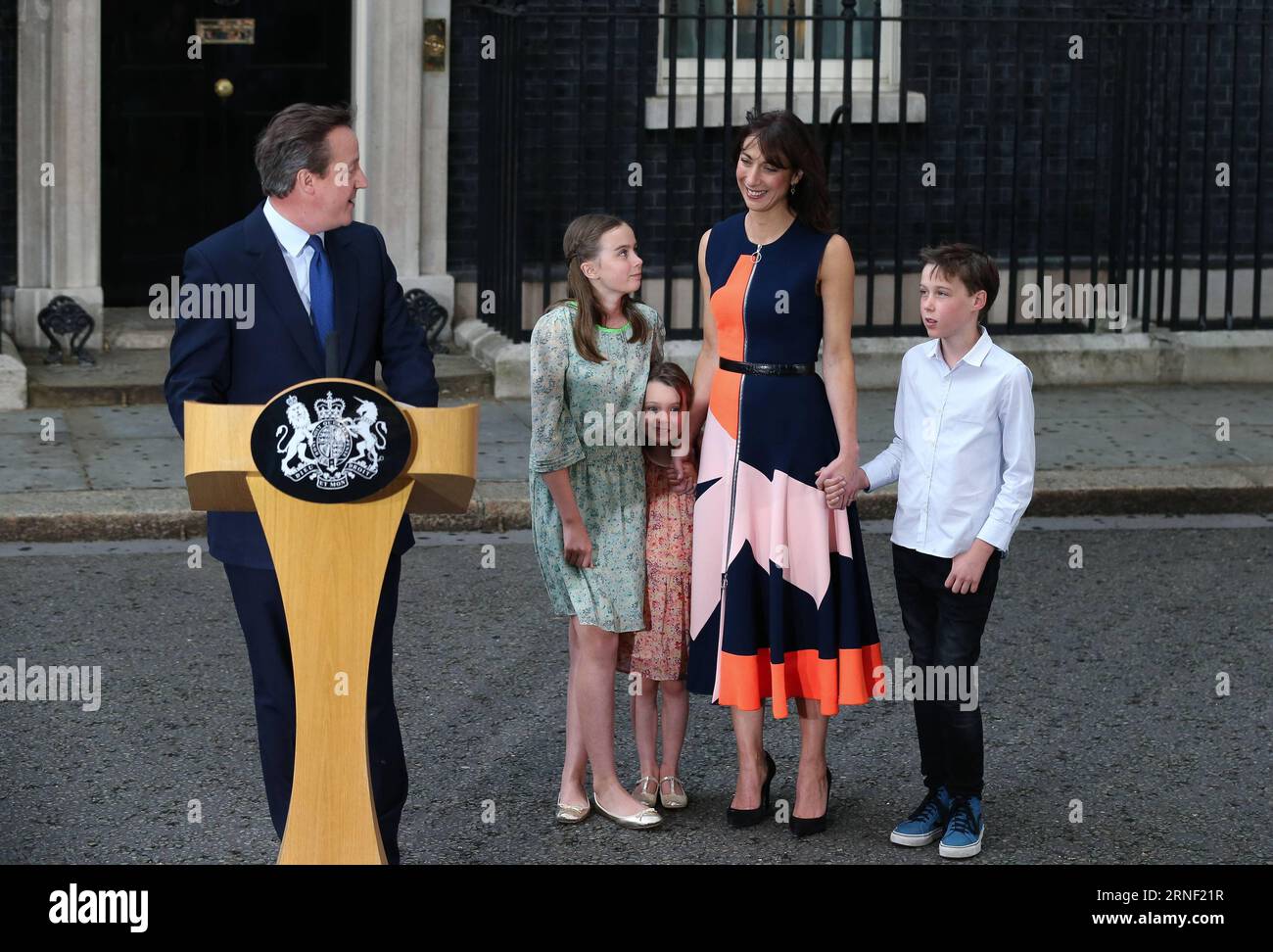 (160713) -- LONDON, JULY 13, 2016 -- British outgoing Prime Minister David Cameron(1st, L) gives a speech before leaving 10 Downing Street in London, Britain on July 13, 2016. Cameron bid farewell to 10 Downing Street and headed to Buckingham Palace to offer his resignation to Queen Elizabeth II on Wednesday afternoon. ) BRITAIN-LONDON-DAVID CAMERON-RESIGNATION HanxYan PUBLICATIONxNOTxINxCHN   160713 London July 13 2016 British Outgoing Prime Ministers David Cameron 1st l Gives a Speech Before leaving 10 Downing Street in London Britain ON July 13 2016 Cameron BID Farewell to 10 Downing Street Stock Photo