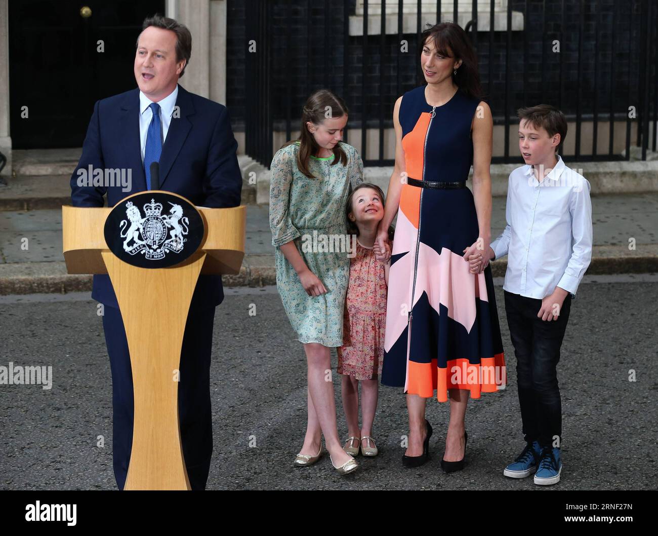 (160713) -- LONDON, JULY 13, 2016 -- British outgoing Prime Minister David Cameron(1st, L) gives a speech before leaving 10 Downing Street in London, Britain on July 13, 2016. Cameron bid farewell to 10 Downing Street and headed to Buckingham Palace to offer his resignation to Queen Elizabeth II on Wednesday afternoon. ) BRITAIN-LONDON-DAVID CAMERON-RESIGNATION HanxYan PUBLICATIONxNOTxINxCHN   160713 London July 13 2016 British Outgoing Prime Ministers David Cameron 1st l Gives a Speech Before leaving 10 Downing Street in London Britain ON July 13 2016 Cameron BID Farewell to 10 Downing Street Stock Photo