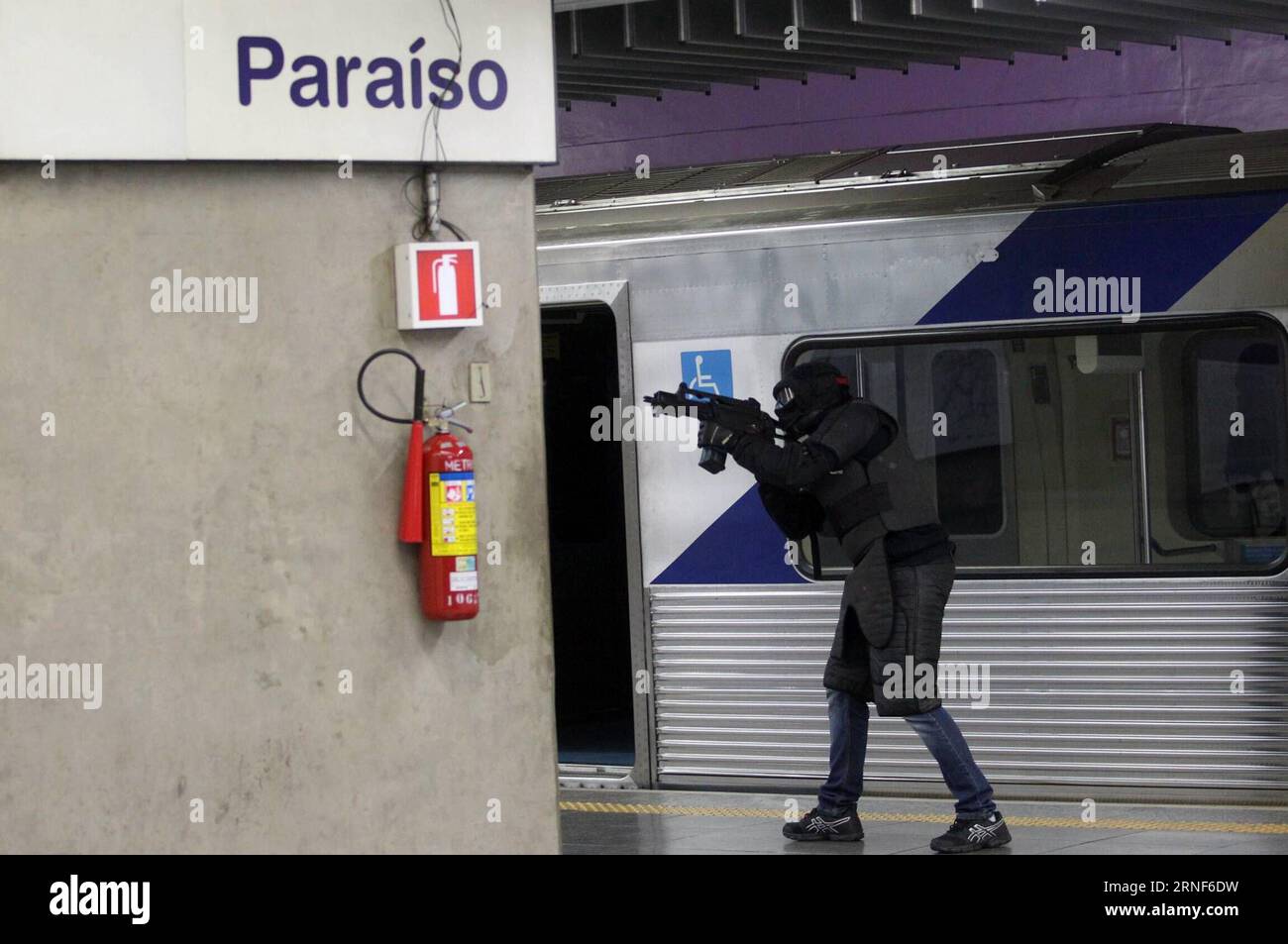 SAO PAULO, July 20, 2016 -- Members of security forces takes part in an anti-terrorism attack drill in Paraiso Metro Station, in Sao Paulo, Brazil, on July 20, 2016. The drillers will remain in the city until the end of the Rio de Janeiro 2016 Olympic Games. /AGENCIA ESTADO) (SP)BRAZIL-SAO PAULO-OLYMPICS-SECURITY WertherxSantana PUBLICATIONxNOTxINxCHN   Sao Paulo July 20 2016 Members of Security Forces Takes Part in to Anti Terrorism Attack Drill in Paraiso Metro Station in Sao Paulo Brazil ON July 20 2016 The Drillers will Remain in The City Until The End of The Rio de Janeiro 2016 Olympic Ga Stock Photo