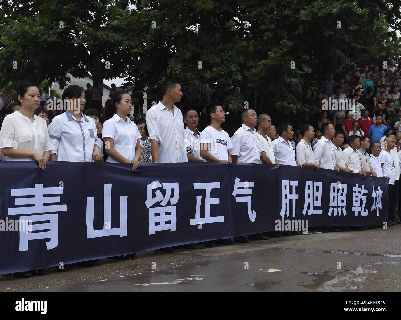 (160722) -- CHENGDU, July 22, 2016 -- People hold a banner to mourn for the deceased Chinese UN peacekeeper Li Lei during a ceremony to bury bone ash in Chengdu, capital of southwest China s Sichuan Province, July 22, 2016. Li Lei and Yang Shupeng were killed on the evening of July 10 after a mortar shell hit their armored vehicle during fighting between two army factions in Juba, capital of South Sudan. ) (lfj) CHINA-SICHUAN-CHINESE UN PEACEKEEPER-MOURNING (CN) LiuxKun PUBLICATIONxNOTxINxCHN   160722 Chengdu July 22 2016 Celebrities Hold a Banner to Morne for The deceased Chinese UN Peacekeep Stock Photo