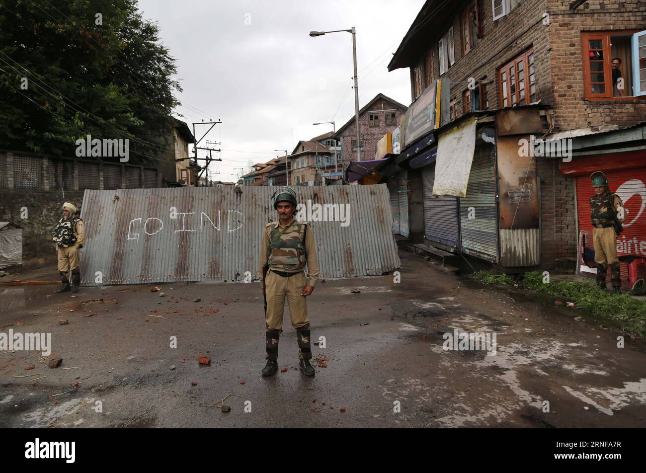 Bilder des Tages (160727) -- SRINAGAR, July 27, 2016 -- Indian paramilitary troopers stand guard during a curfew in Srinagar, summer capital of Indian-controlled Kashmir, on July 27, 2016. Protests have been held in Kashmir since July 9 over the killing of Burhan Wani, a top figure in the pro-independence Hizbul Mujahideen group. )(zhf) KASHMIR-SRINAGAR-CURFEW JavedxDar PUBLICATIONxNOTxINxCHN   Images the Day 160727 Srinagar July 27 2016 Indian paramilitary Troopers stand Guard during a Curfew in Srinagar Summer Capital of Indian Controlled Kashmir ON July 27 2016 Protest have been Hero in Kas Stock Photo