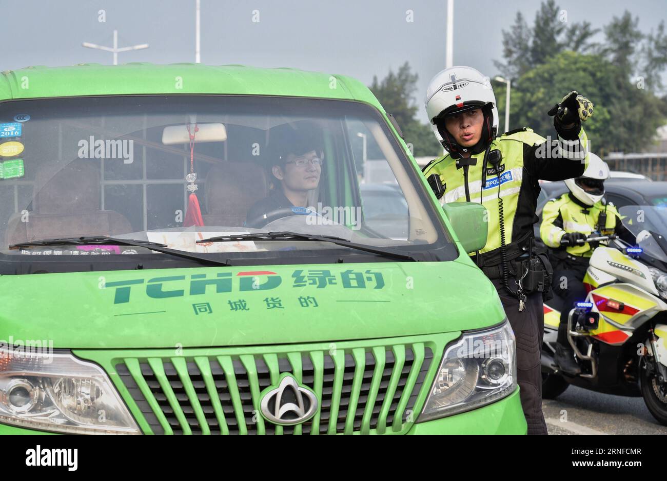 (160801) -- SHENZHEN , Aug. 1, 2016 -- A traffic policeman provides instructions to a driver at a high-occupancy vehicle lane (HOV lane) in Shenzhen, south China s Guangdong Province, Aug. 1, 2016. Shenzhen s first HOV lane was put into use on Monday to increase average vehicle occupancy with the goal of reducing traffic congestion and air pollution. ) (wyl) CHINA-SHENZHEN-TRAFFIC-HOV LANE (CN) MaoxSiqian PUBLICATIONxNOTxINxCHN   160801 Shenzhen Aug 1 2016 a Traffic Policeman provides Instructions to a Driver AT a High occupancy Vehicle Lane Hov Lane in Shenzhen South China S Guangdong Provinc Stock Photo